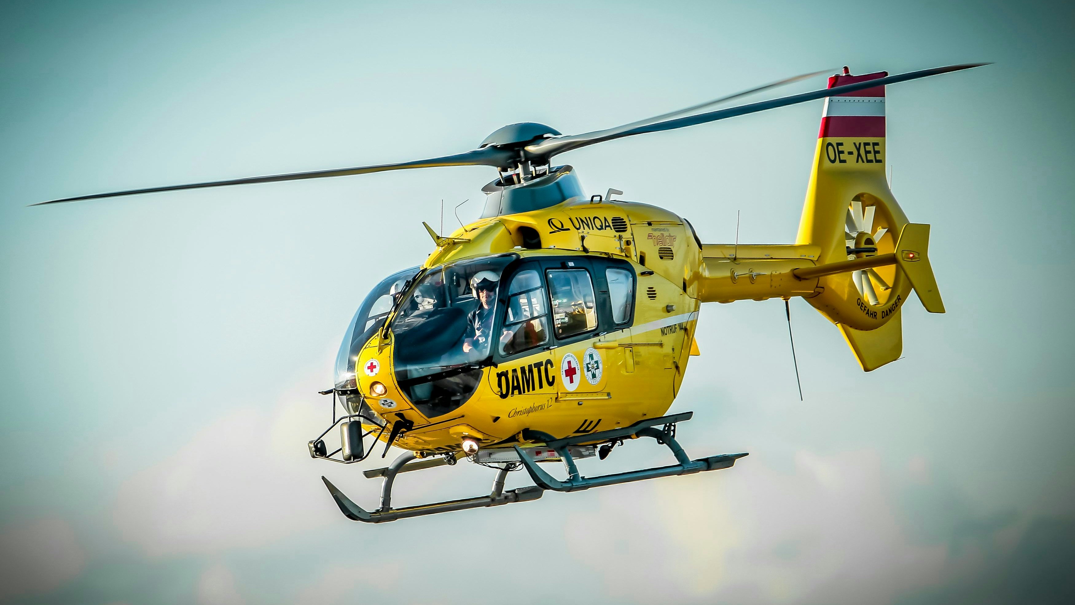 Der Rettungshubschrauber Christophorus 12 des ÖAMTC kommt von einem Notfall zum Flughafen zurück. Symbolbild