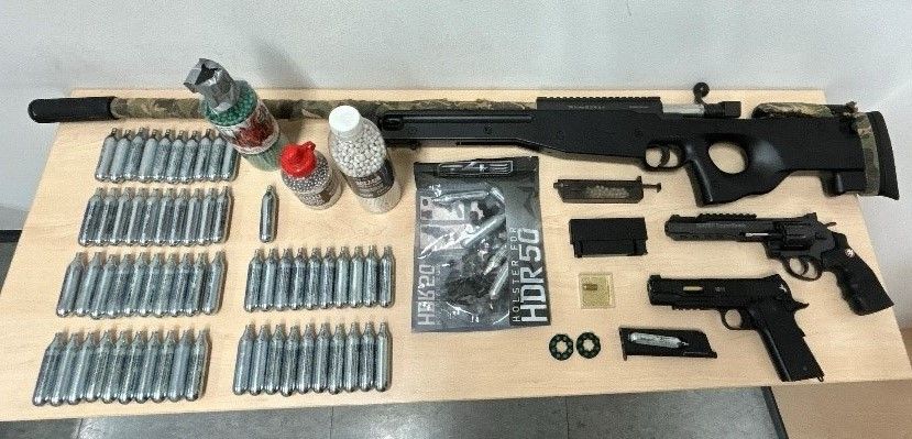 Diese Waffen stellte die Polizei in der Wohnung sicher.