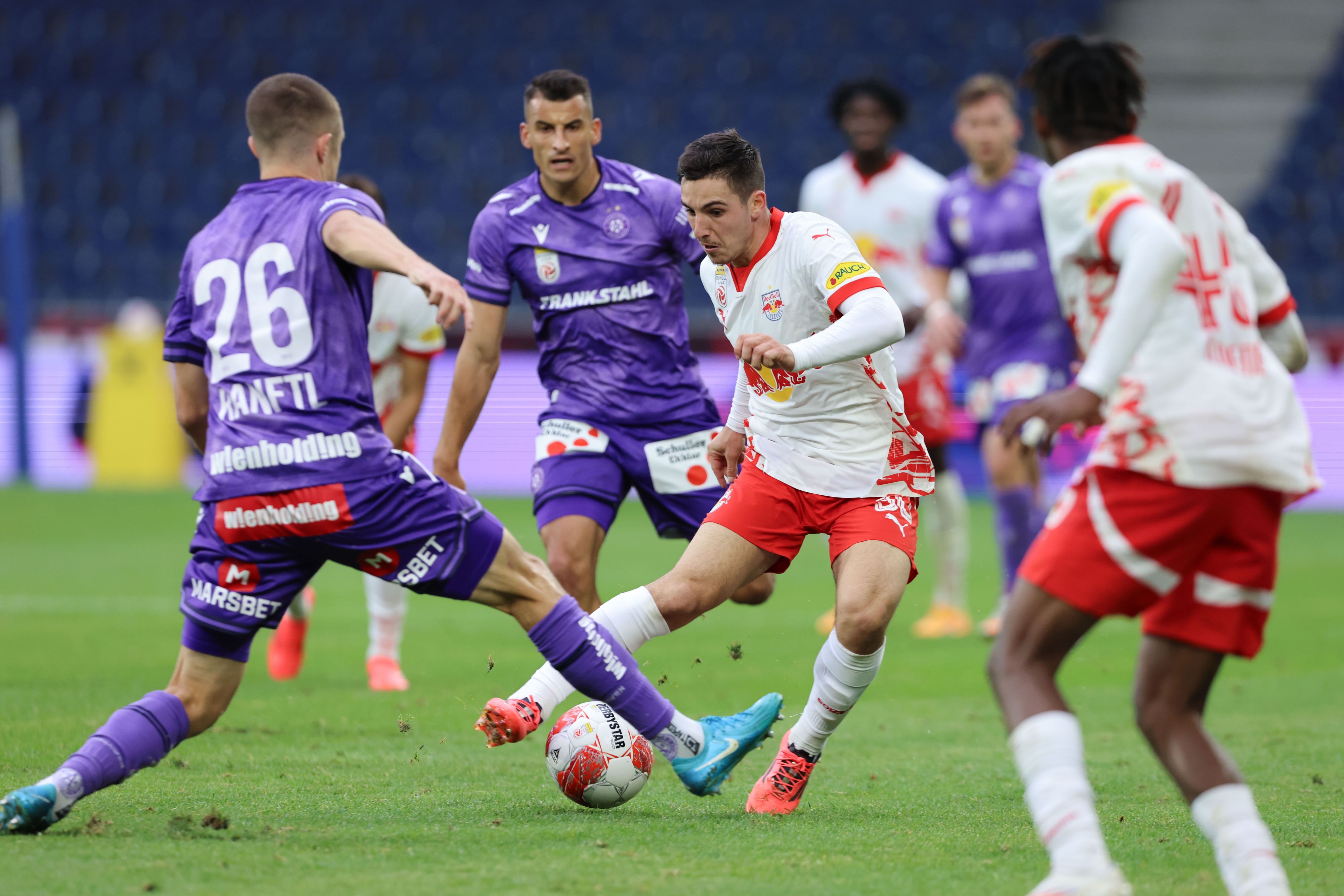 Salzburg-Star Oscar Gloukh im Duell mit der Austria. 
