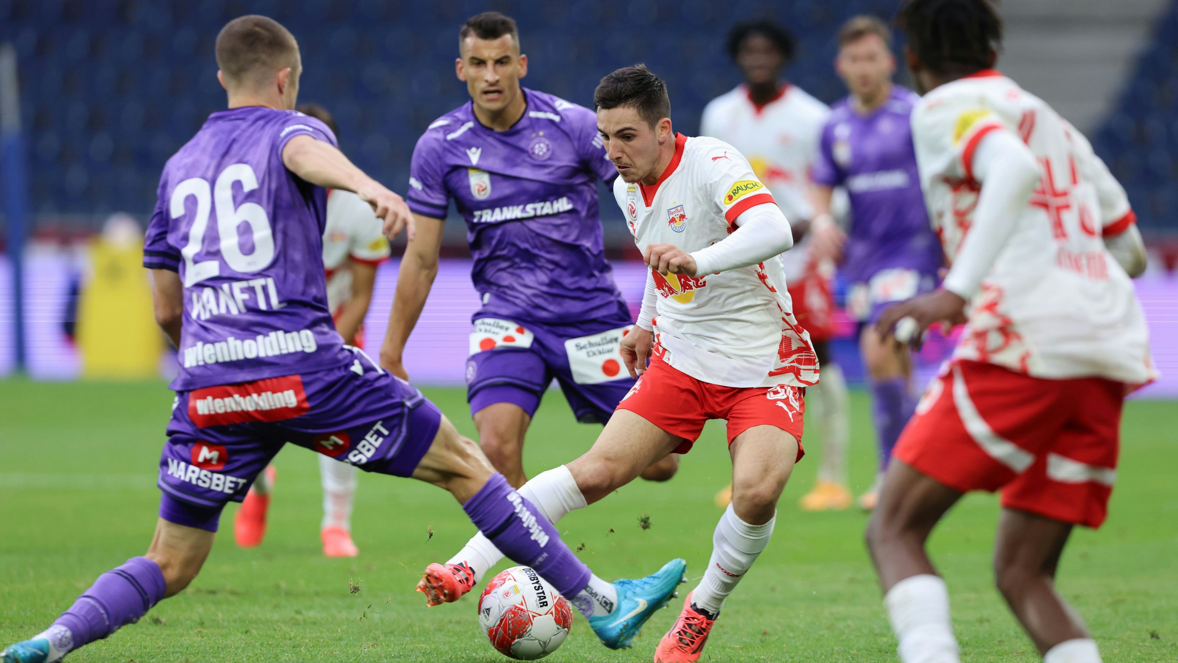 Salzburg-Star Oscar Gloukh im Duell mit der Austria. 