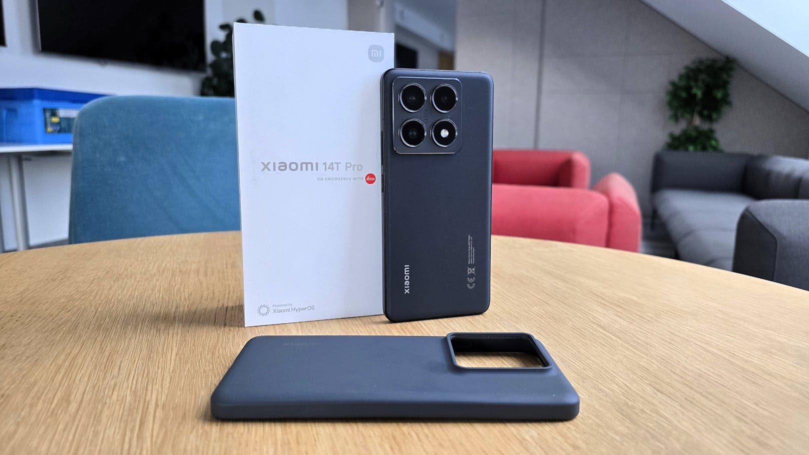 Das Xiaomi 14T Pro (im Bild) gibt es in Österreich um 899 Euro in Schwarz, das Xiaomi 14T um 649 Euro, ebenso in dieser Farbe.