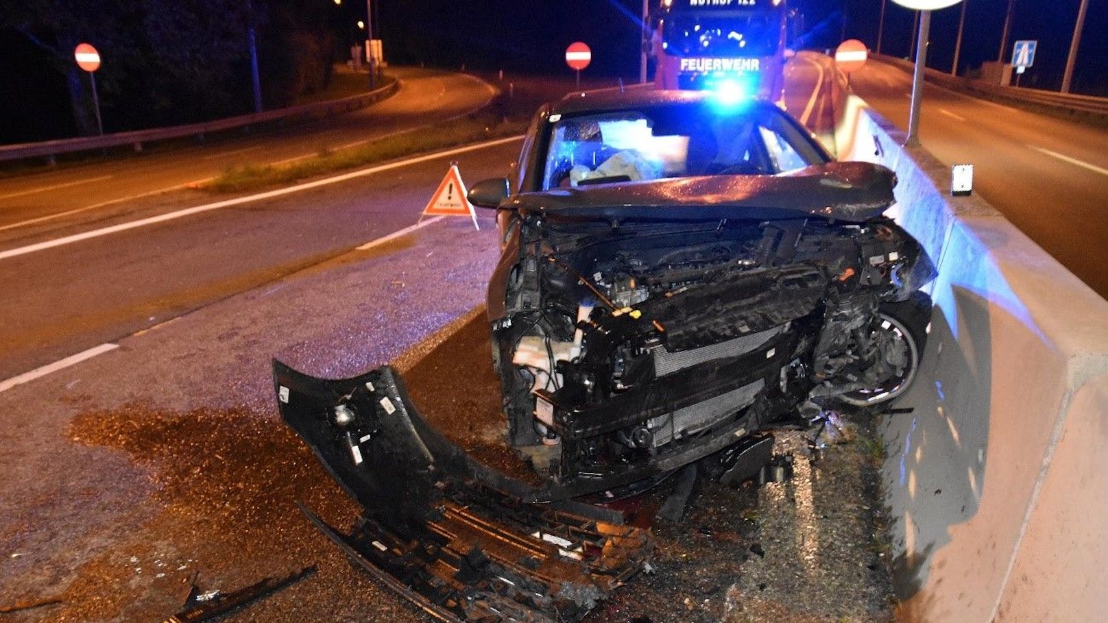 Der Alko-Lenker rammte plötzlich diesen Wagen, die Lenkerin musste in ein Krankenhaus gebracht werden.