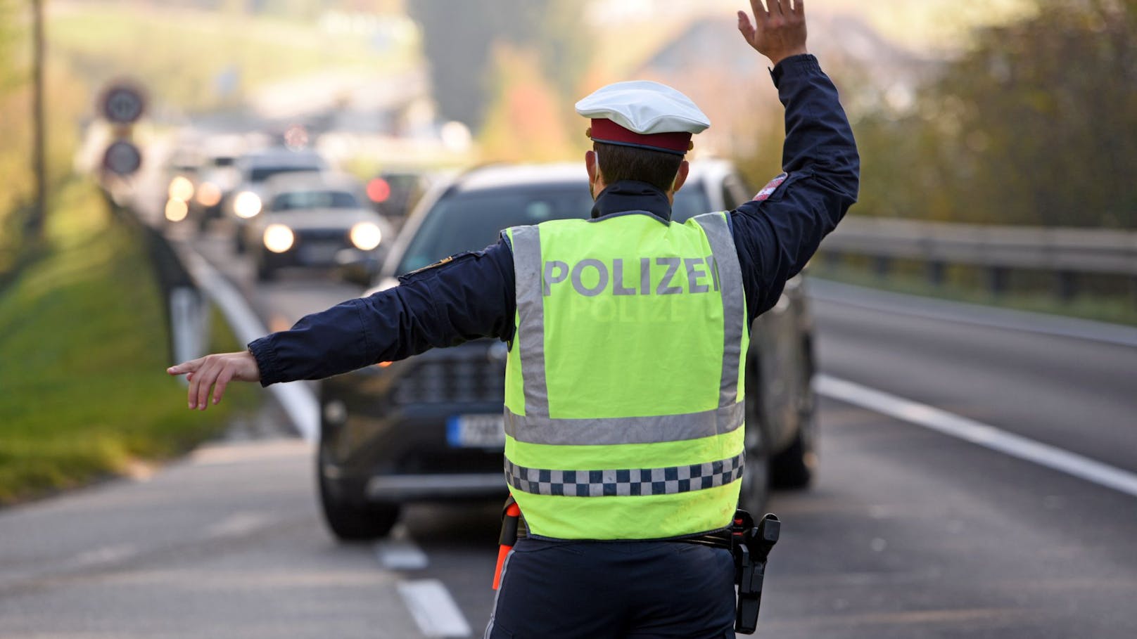 Lenker gibt Gas – Polizist rettet sich durch Sprung