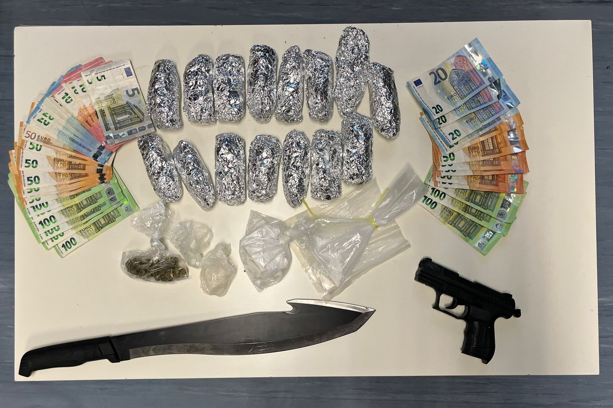 Die Polizei konnte Drogen, Bargeld und Waffen sicherstellen.