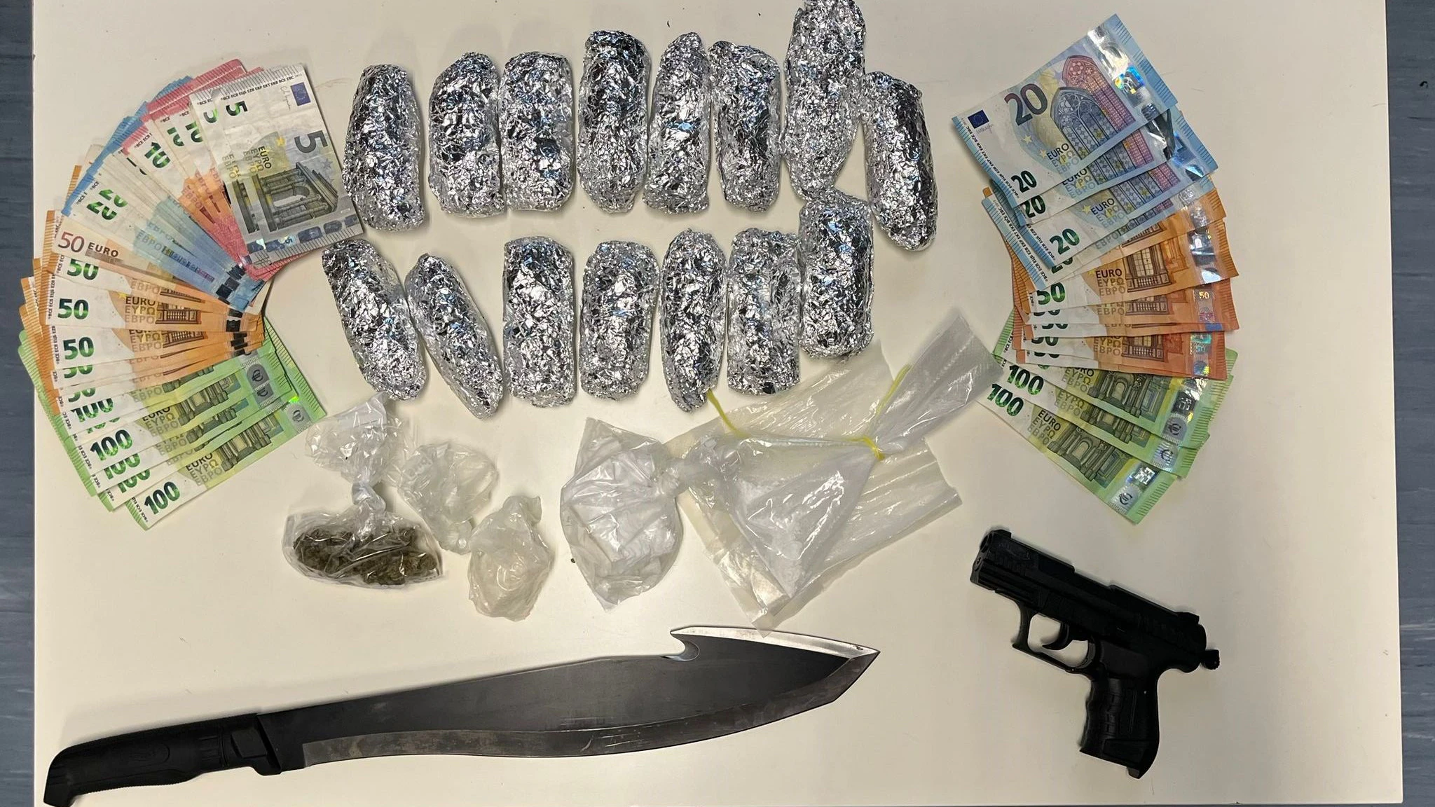 Die Polizei konnte Drogen, Bargeld und Waffen sicherstellen.