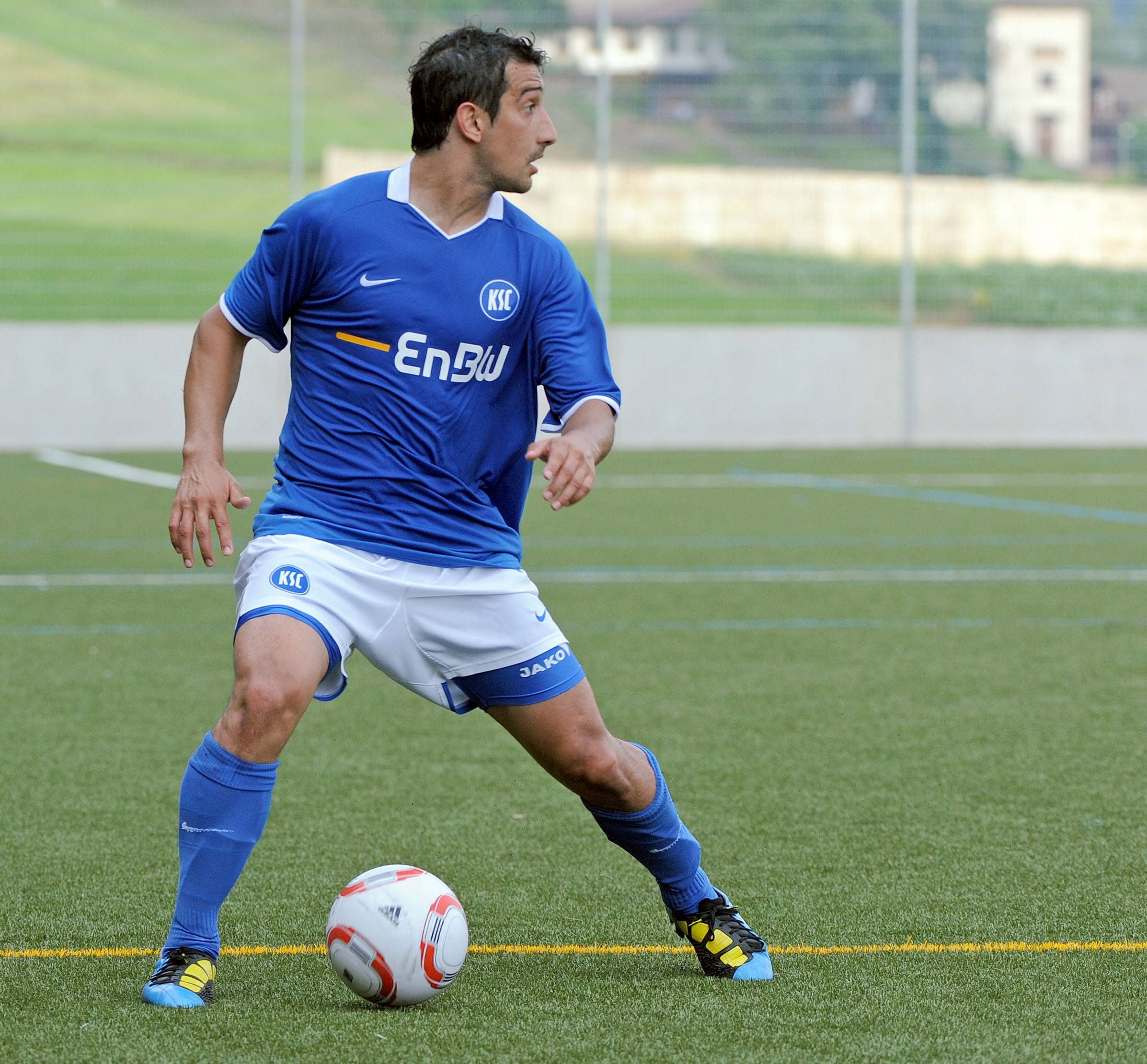 Der ehemalige türkische Teamspieler Serhat Akin, hier im Dress von Karlsruhe. 