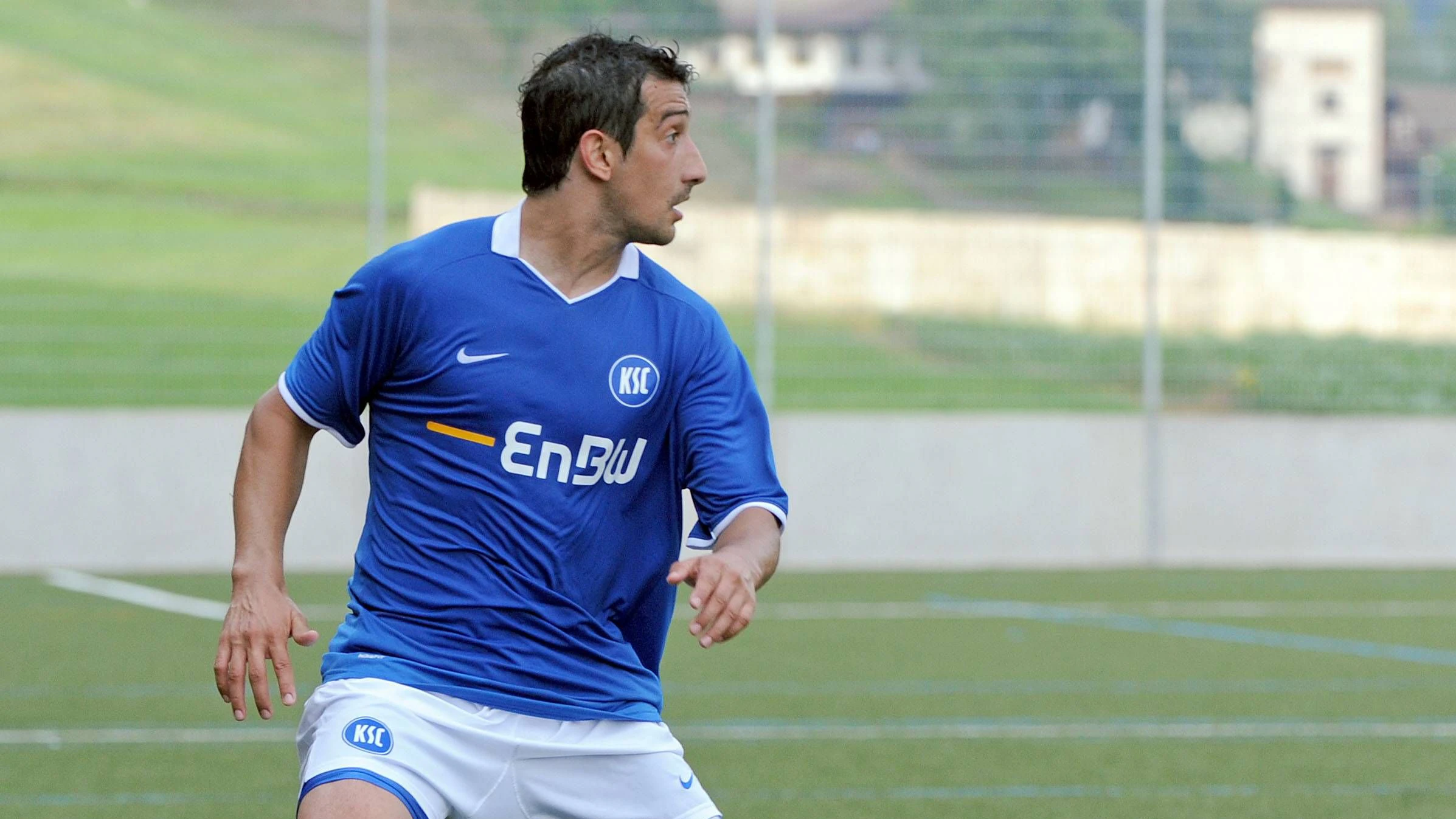 Der ehemalige türkische Teamspieler Serhat Akin, hier im Dress von Karlsruhe. 