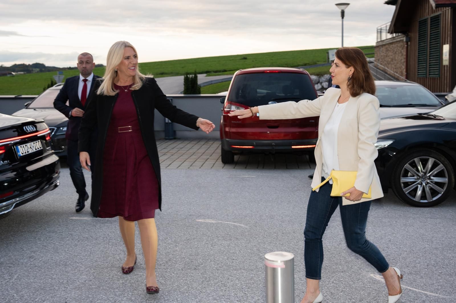 Die Präsidentin der Republika Srpska, Željka Cvijanović (li.), am Dienstag in Hallwang mit Ministerin Karoline Edtstadler. Dort fand eine Podiumsdiskussion zum Thema Bosnien und EU statt.