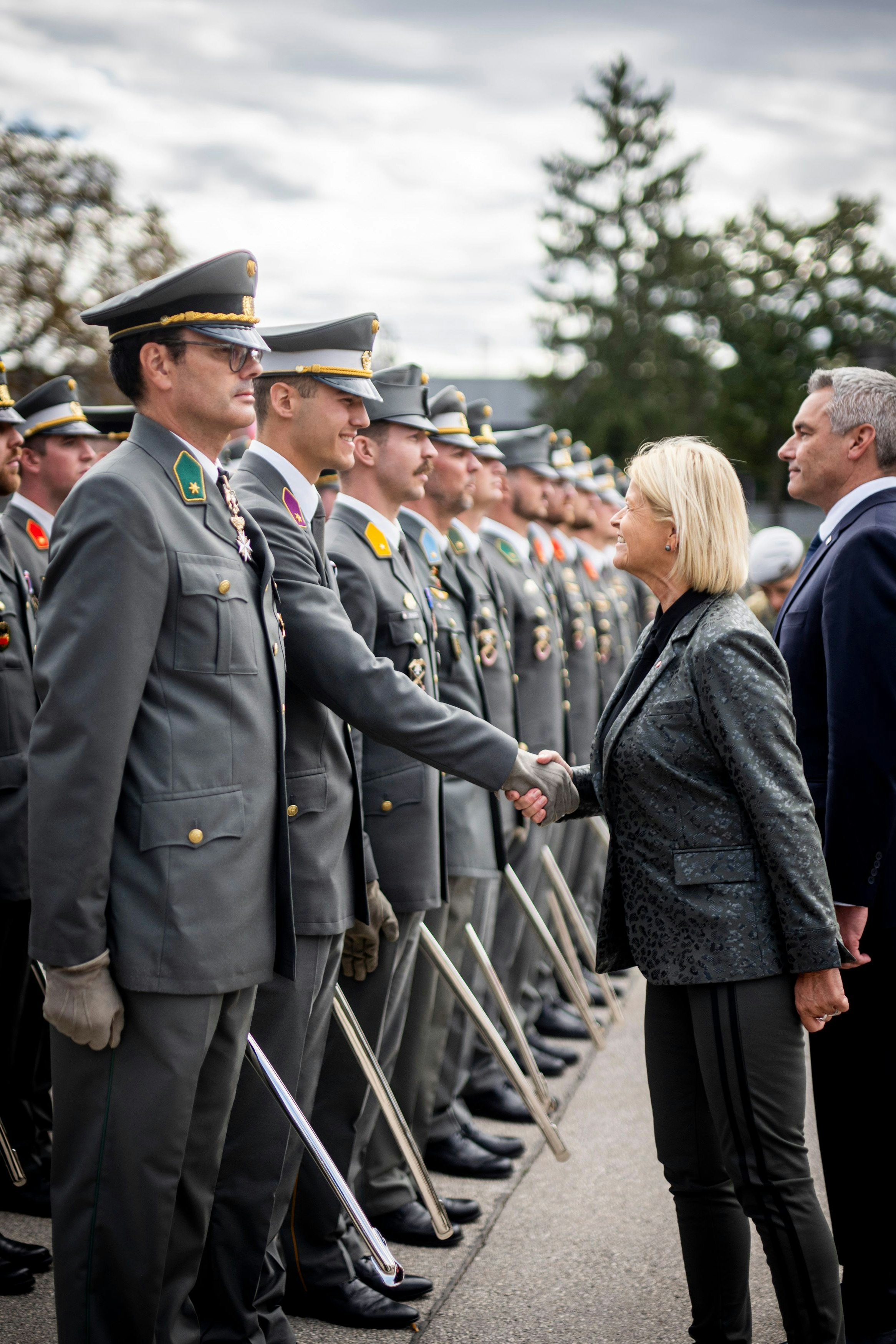 Kann ich die Hand gleich mitnehmen? Verteidigungsministerin Klaudia Tanner mit Kanzler Karl Nehammer bei der Übernahme von 118 Leutnanten ins Bundesheer