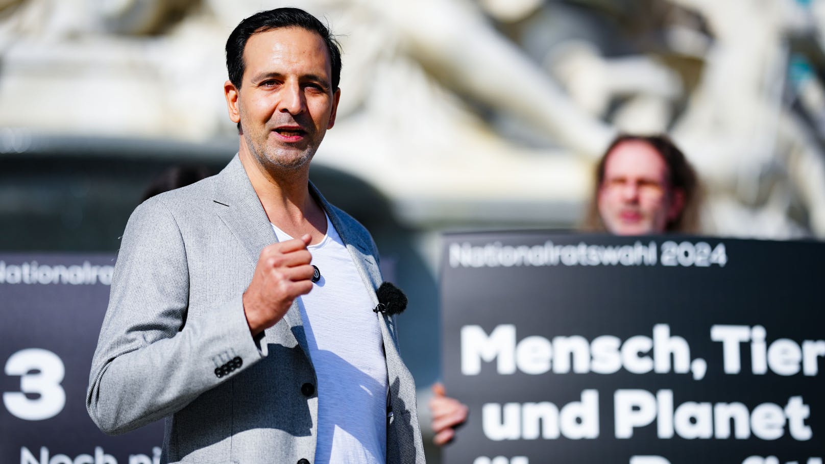 ...oder Vorsitzender Fayad Mulla (Der Wandel), die Partei steht als "Keine" am Stimmzettel.