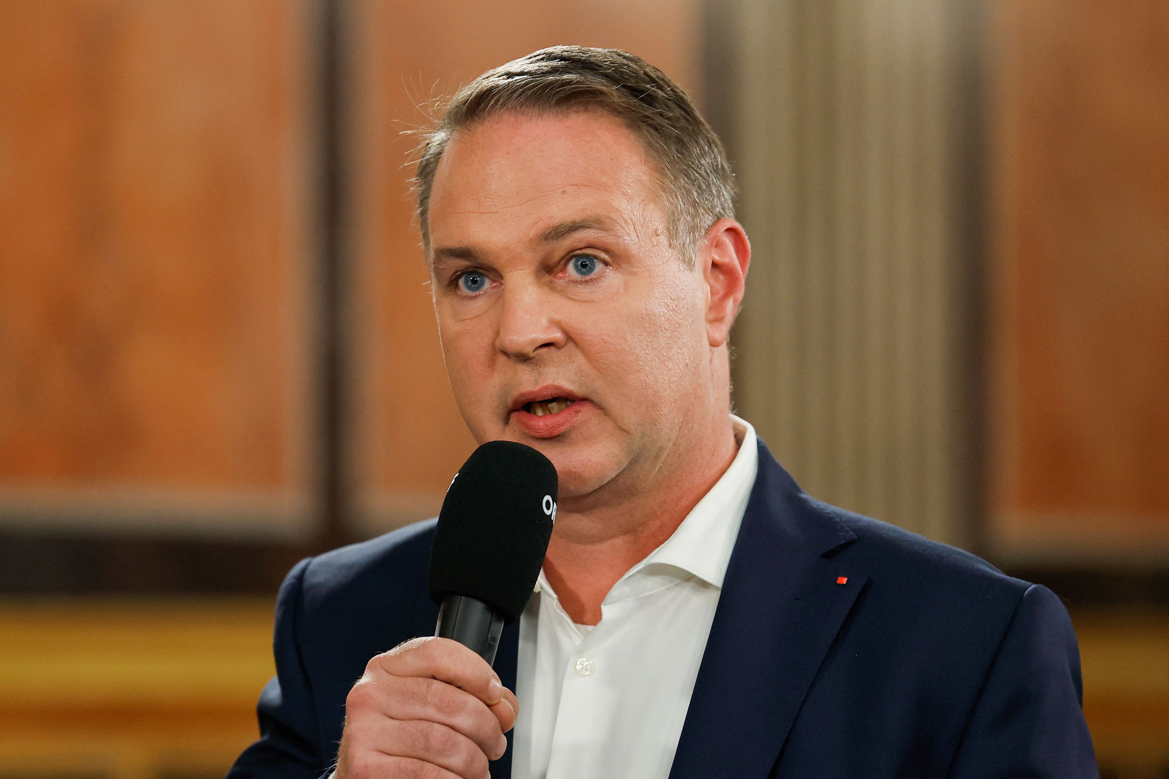 SPÖ-Chef Andreas Babler bei der ersten Runde der Spitzenkandidaten nach der Wahl im Parlament.