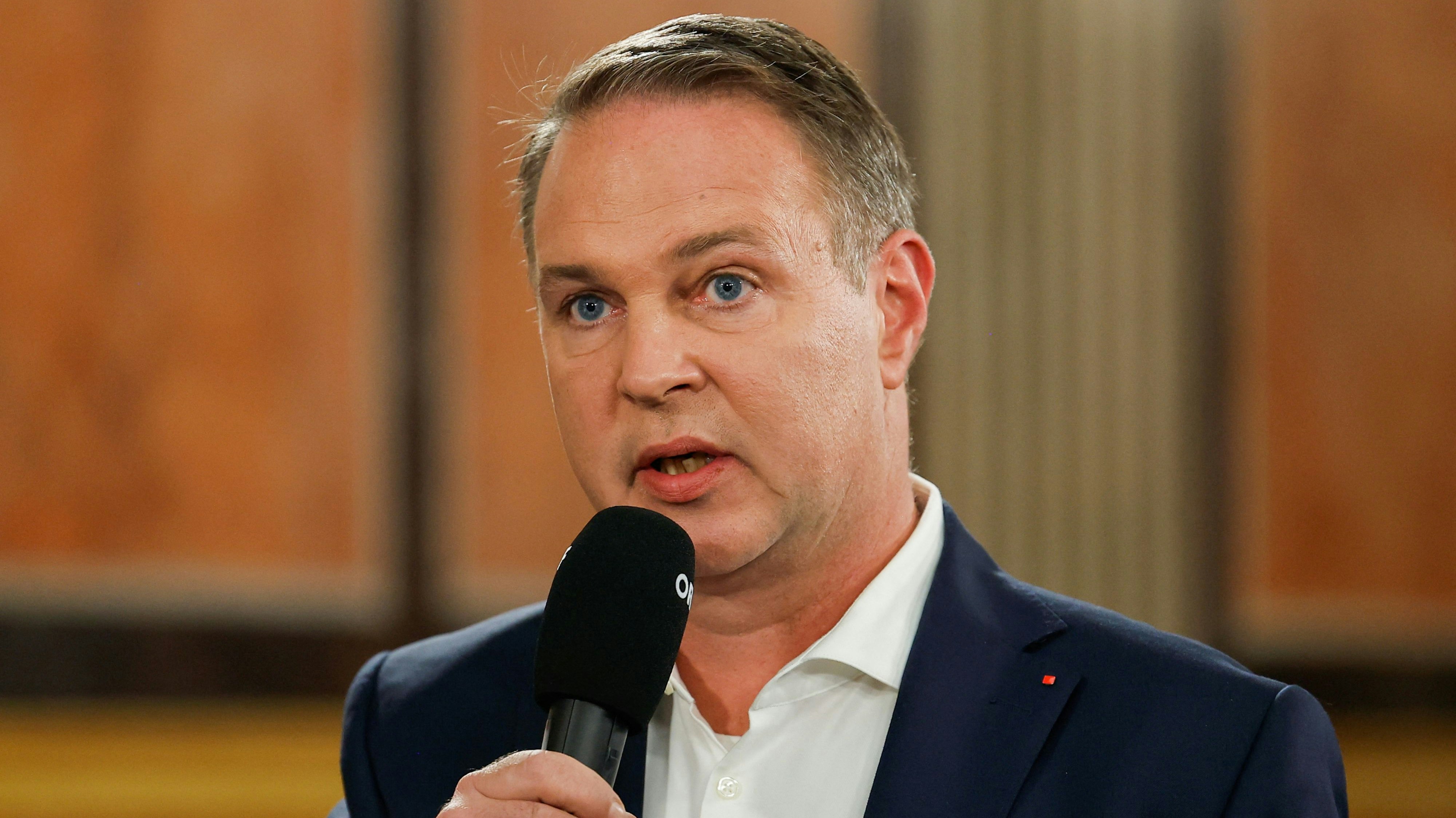 SPÖ-Chef Andreas Babler bei der ersten Runde der Spitzenkandidaten nach der Wahl im Parlament.