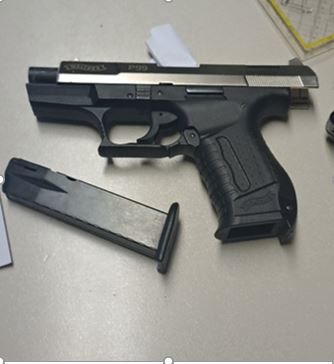 Diese Schreckschusswaffe wurde sichergestellt.