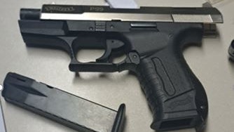 Diese Schreckschusswaffe wurde sichergestellt.