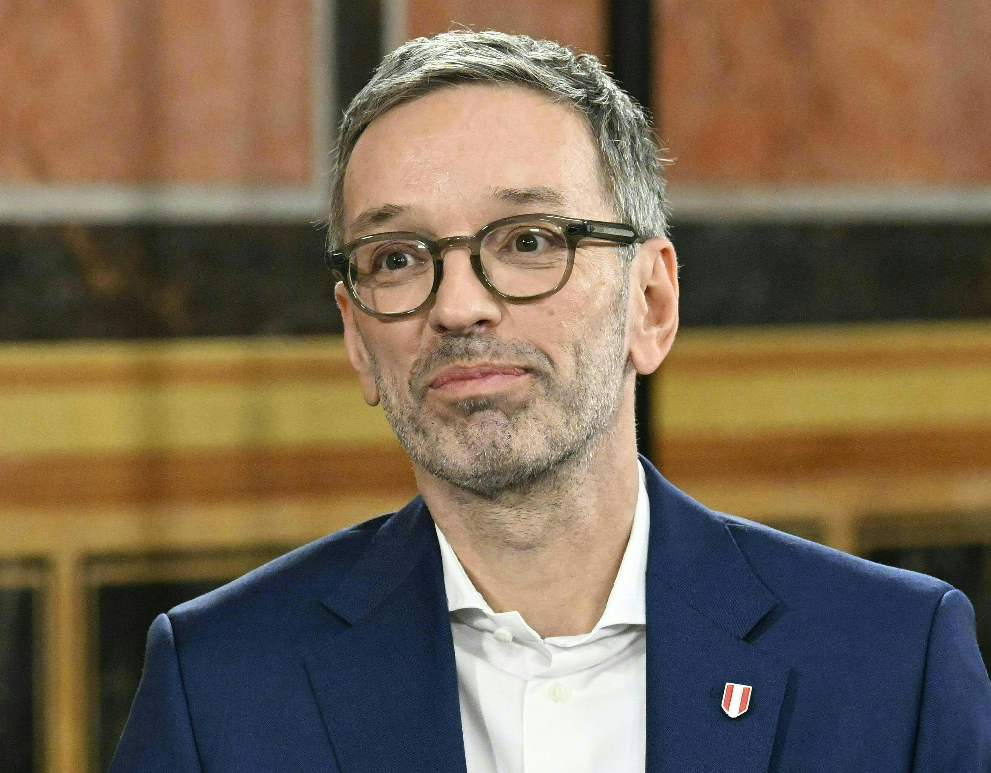 FPÖ-Chef Herbert Kickl färbt Österreich um, greift die ÖVP am Land und die SPÖ in der Stadt an.