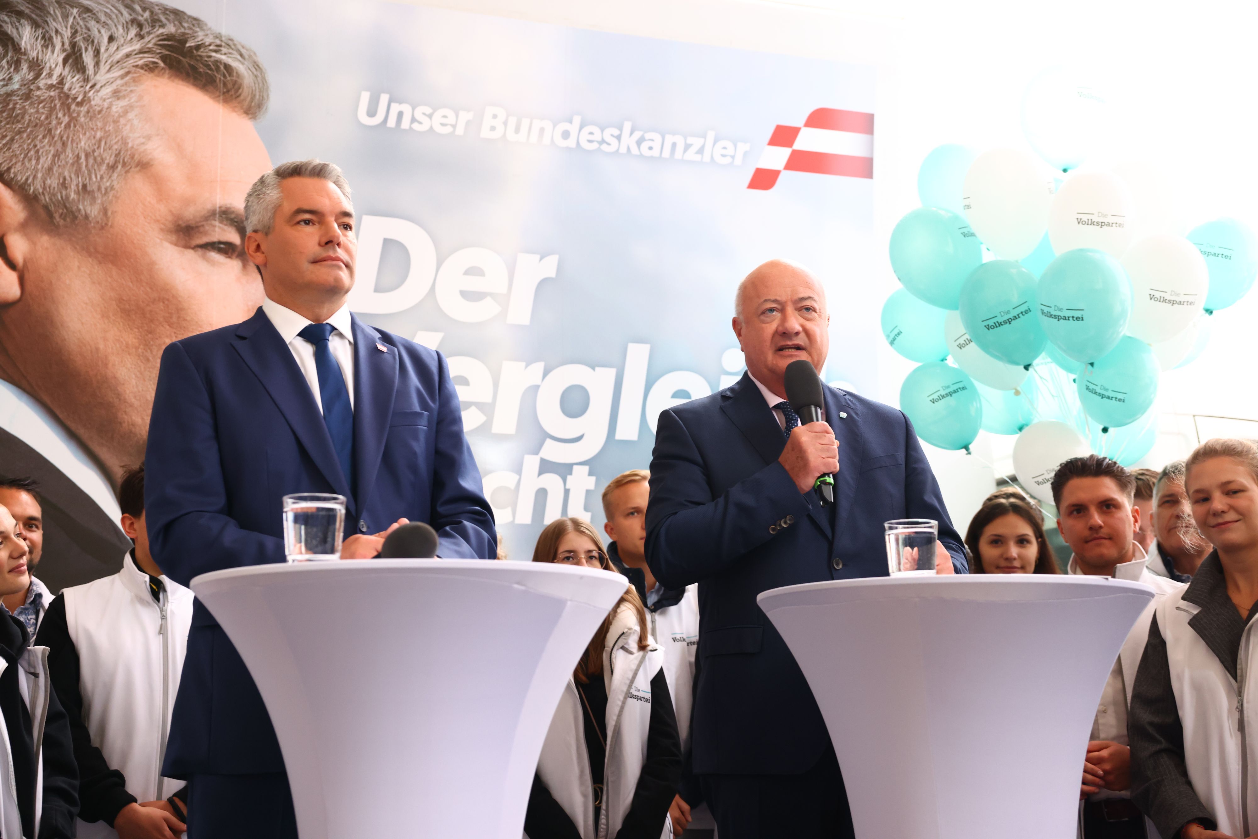Karl Nehammer bei der Abschlussveranstaltung seiner Partei mit VP-General Christian Stocker (r.)