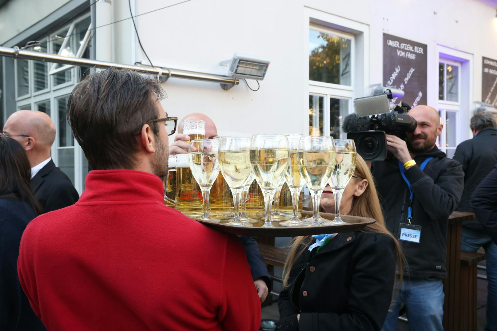 Partylaune macht sich langsam auf der FPÖ-Wahlfeier breit.