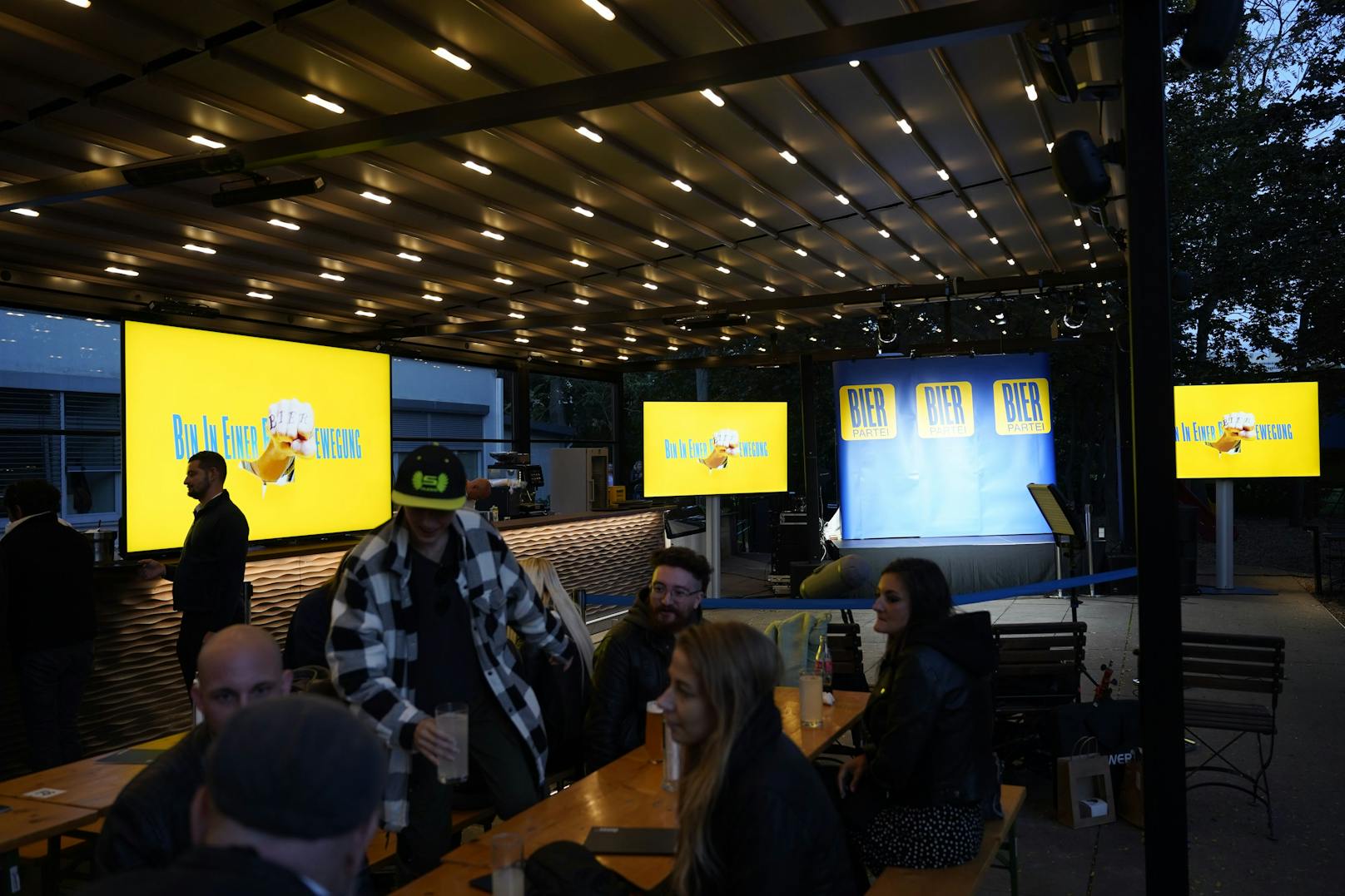 Auf der BIER-Wahlparty ist die Stimmung eher betrübt.