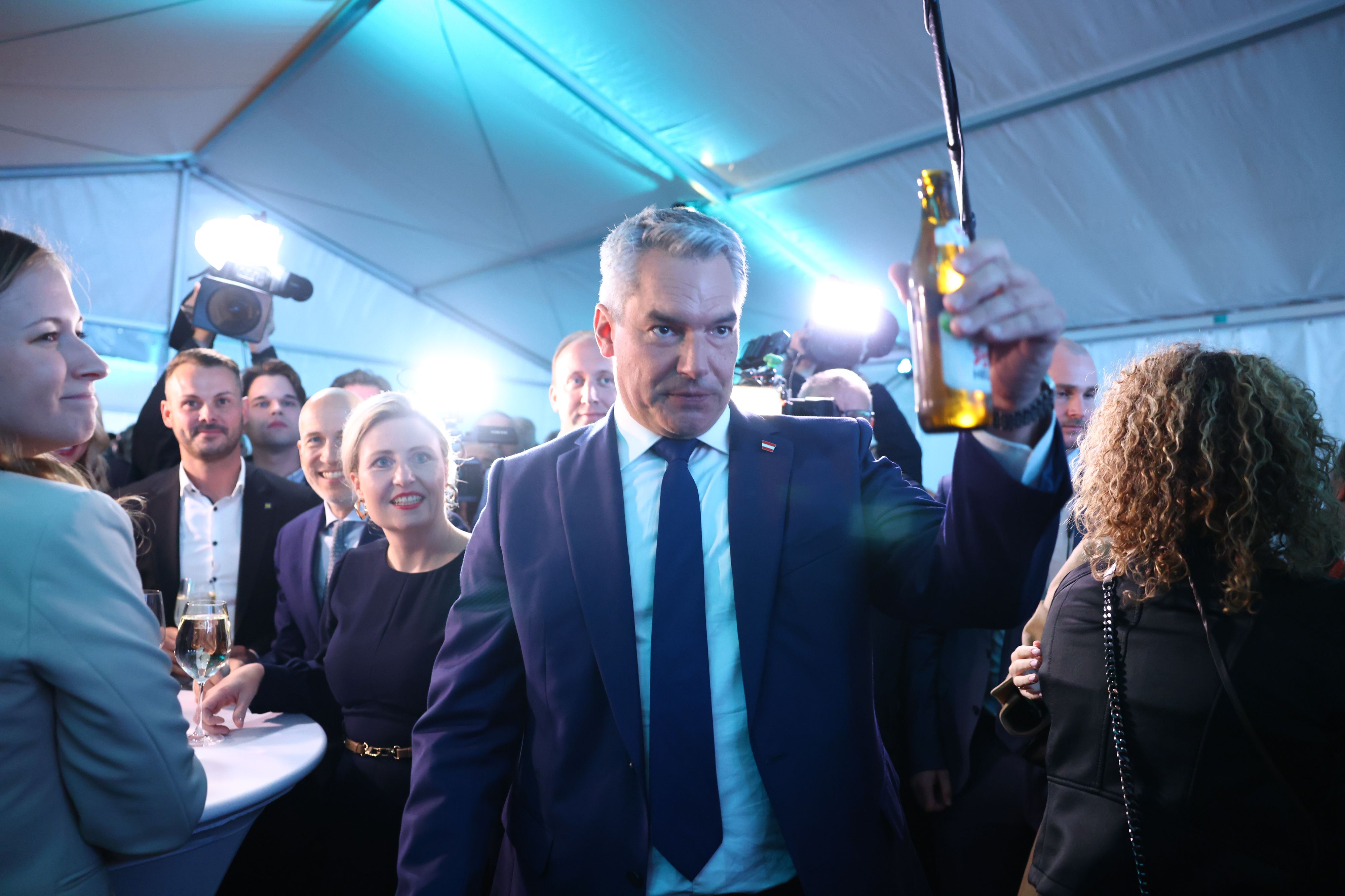 Heute.at - Kanzler feiert ÖVP-Wahlschlappe mit Frustbier