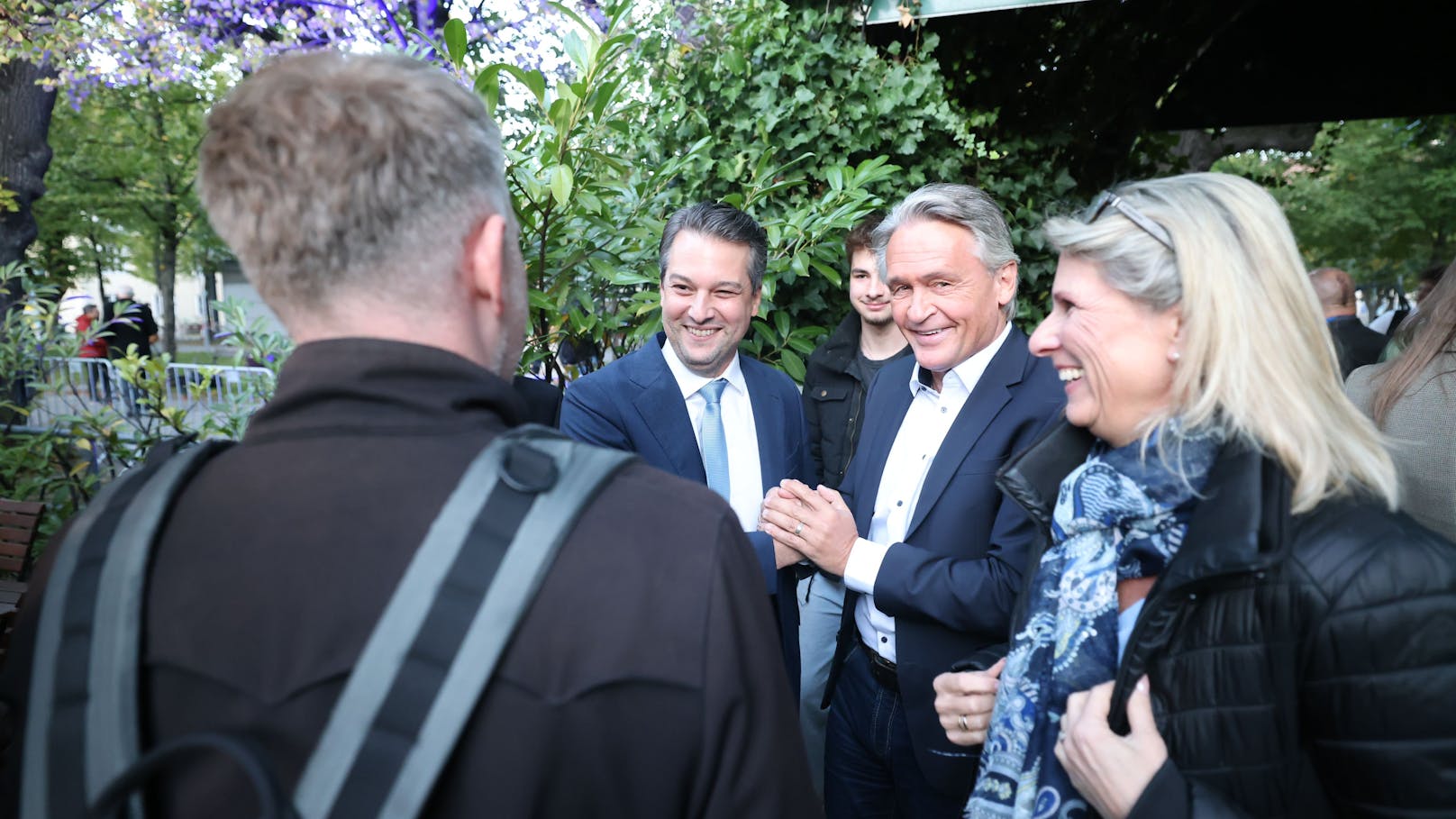 Die Laune von Wiens FP-Chef Dominik Nepp und ORF-Stiftungsrat Peter Westenthaler war großartig – Sekt und Bier flossen in Strömen