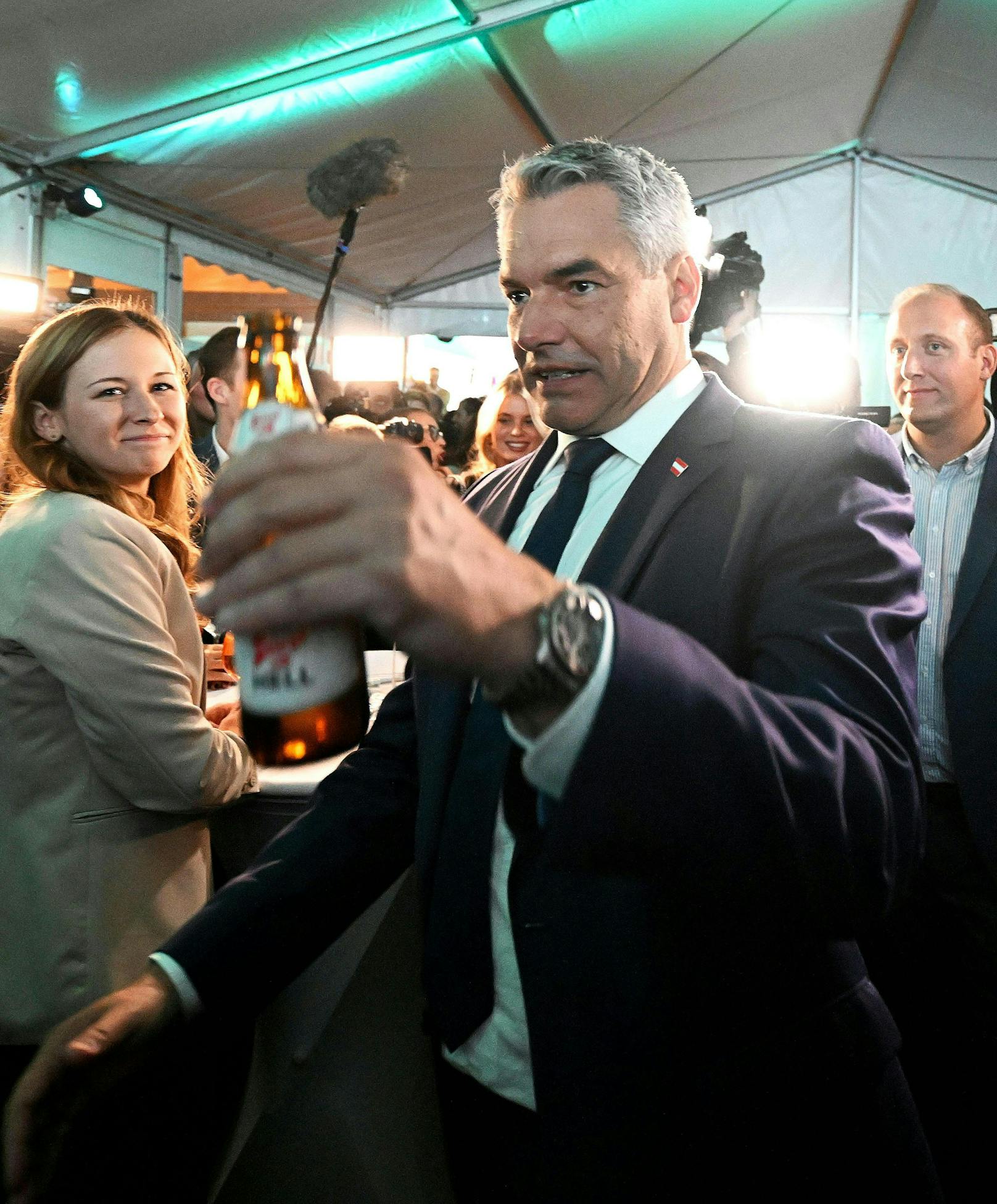 Jugendstaatssekretärin Claudia Plakolm und Karl Nehammer (ÖVP) bei der ÖVP Wahlparty am 29. September 2024.