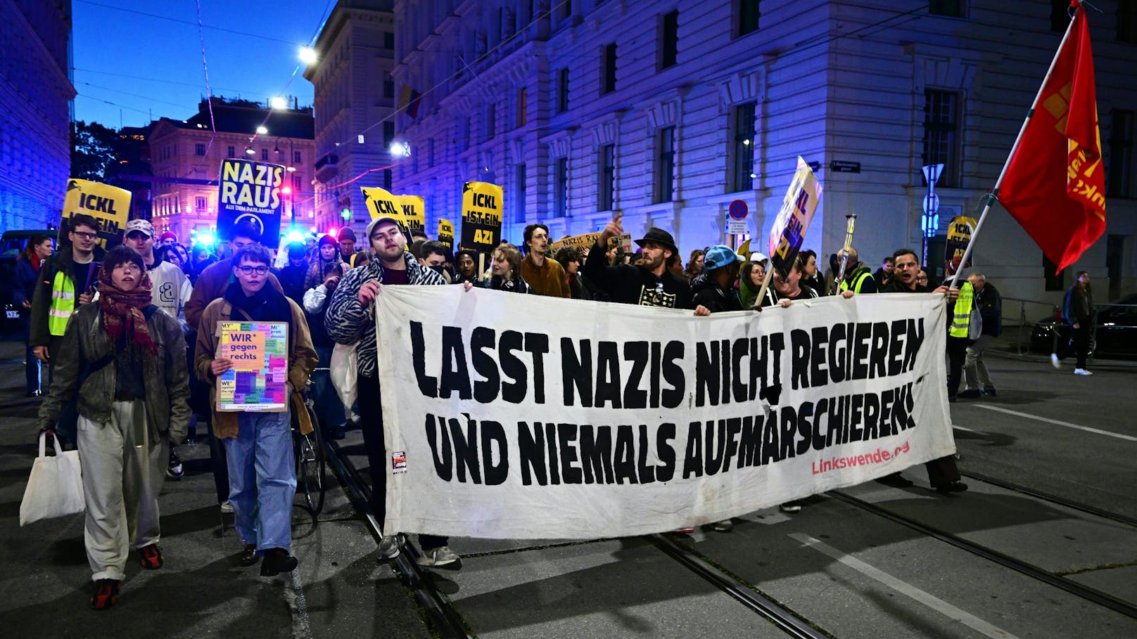 In Wien und in ganz Österreich wird am Wahltag gegen die FPÖ demonstriert.