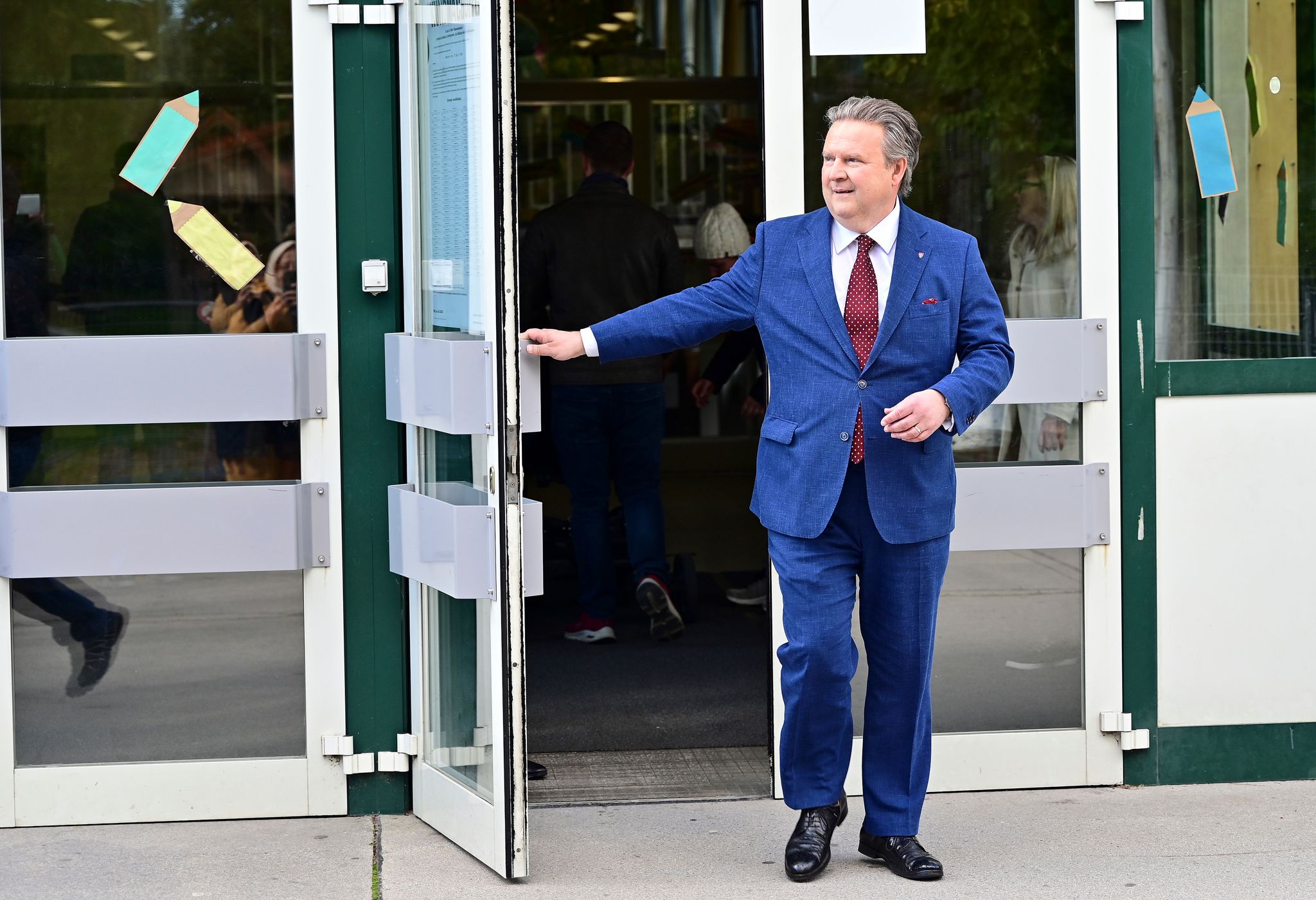 Mit einem Lächeln gab Bürgermeister Michael Ludwig seine Stimme in der Irenäusgasse in Floridsdorf ab.