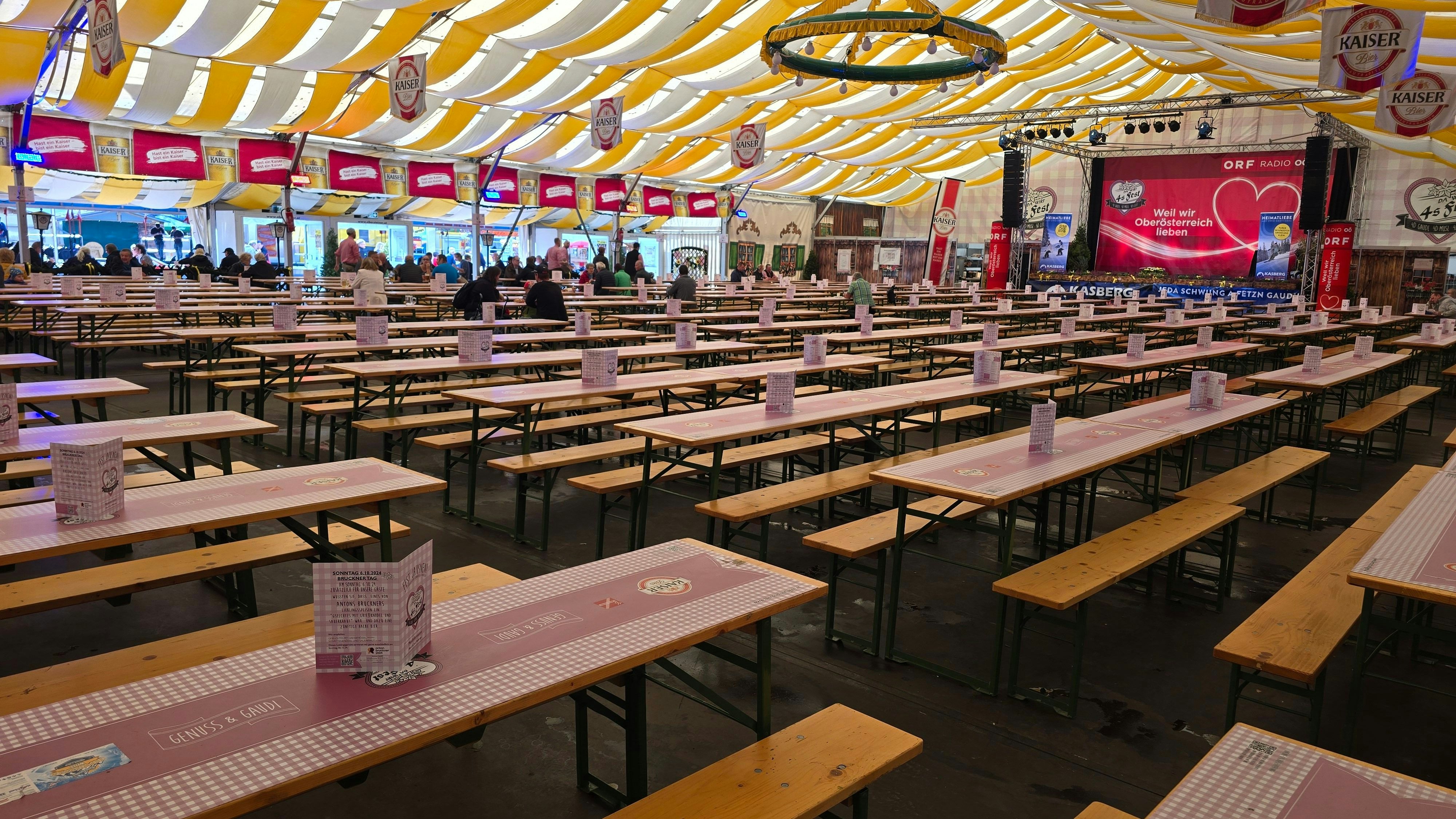 Das Bierzelt am Linzer Urfahrmarkt war um 11 Uhr fast leergefegt. Nur eine Handvoll Gäste waren da.