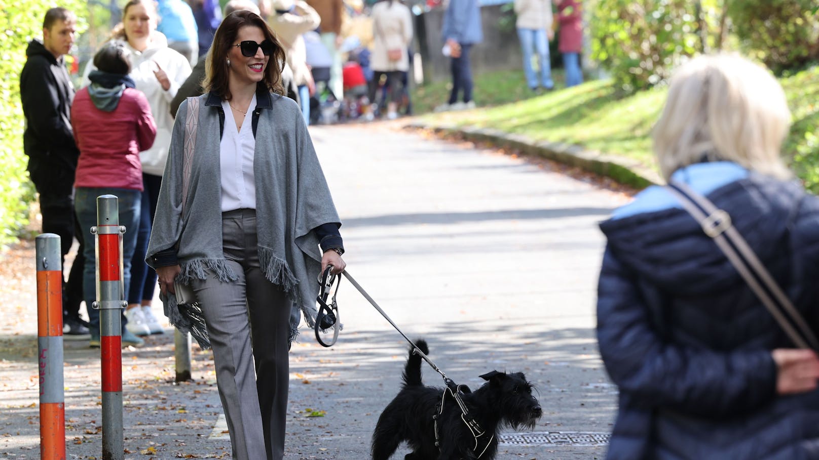 Ministerin Karoline Edtstadler mit Hund Struppi auf dem Weg zur Stimmabgabe in der Stadt Salzburg.