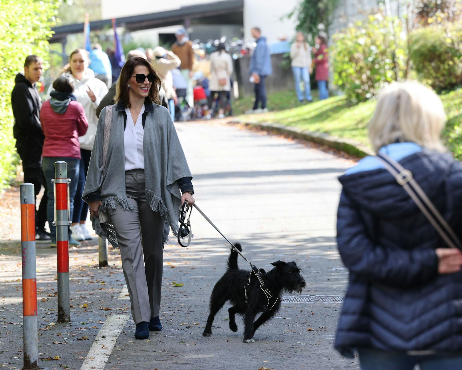 Ministerin Karoline Edtstadler mit Hund Struppi auf dem Weg zur Stimmabgabe in der Stadt Salzburg.