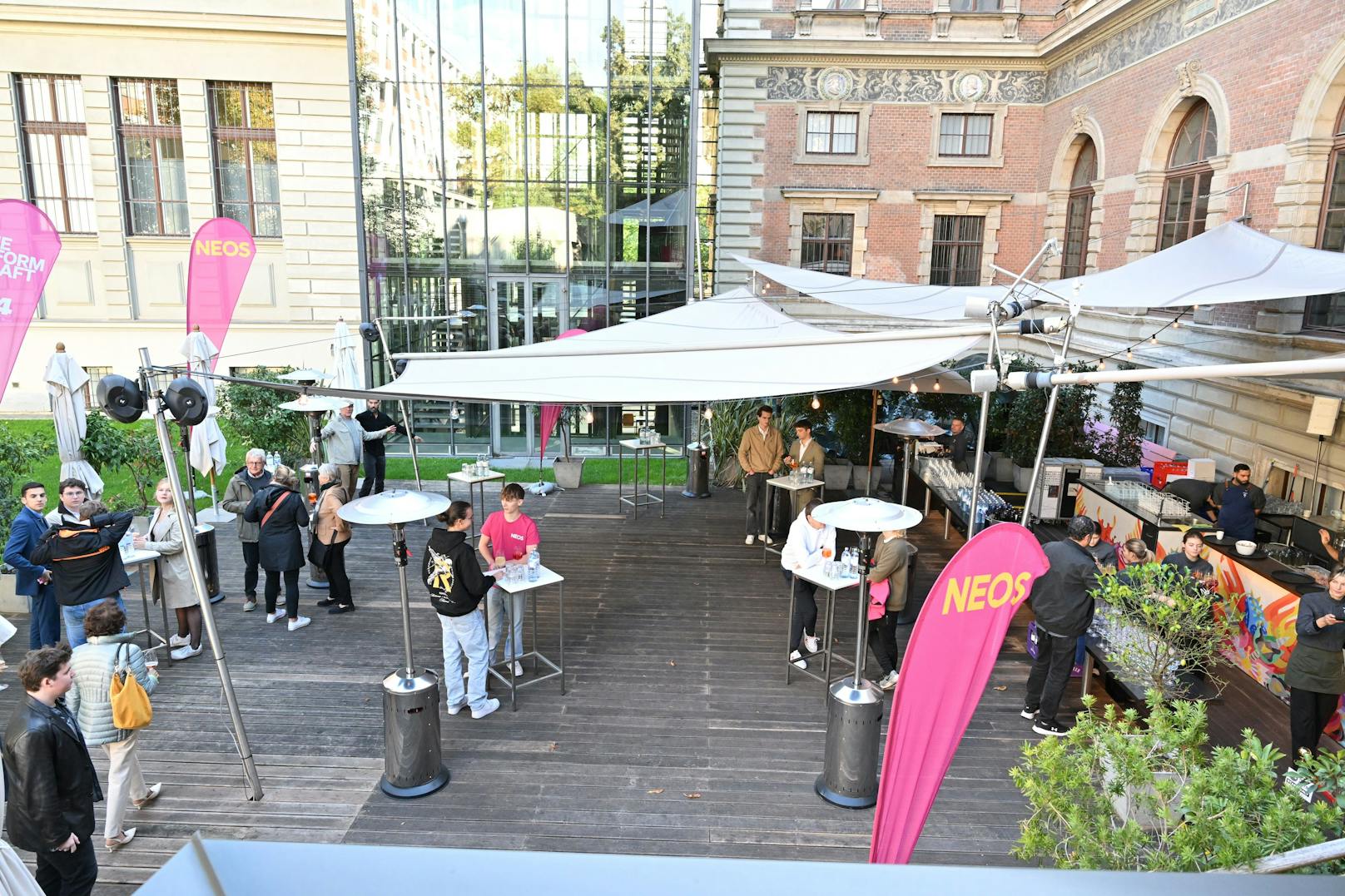 Die NEOS feiern am Sonntag im Salonplafond in der Wiener Innenstadt.