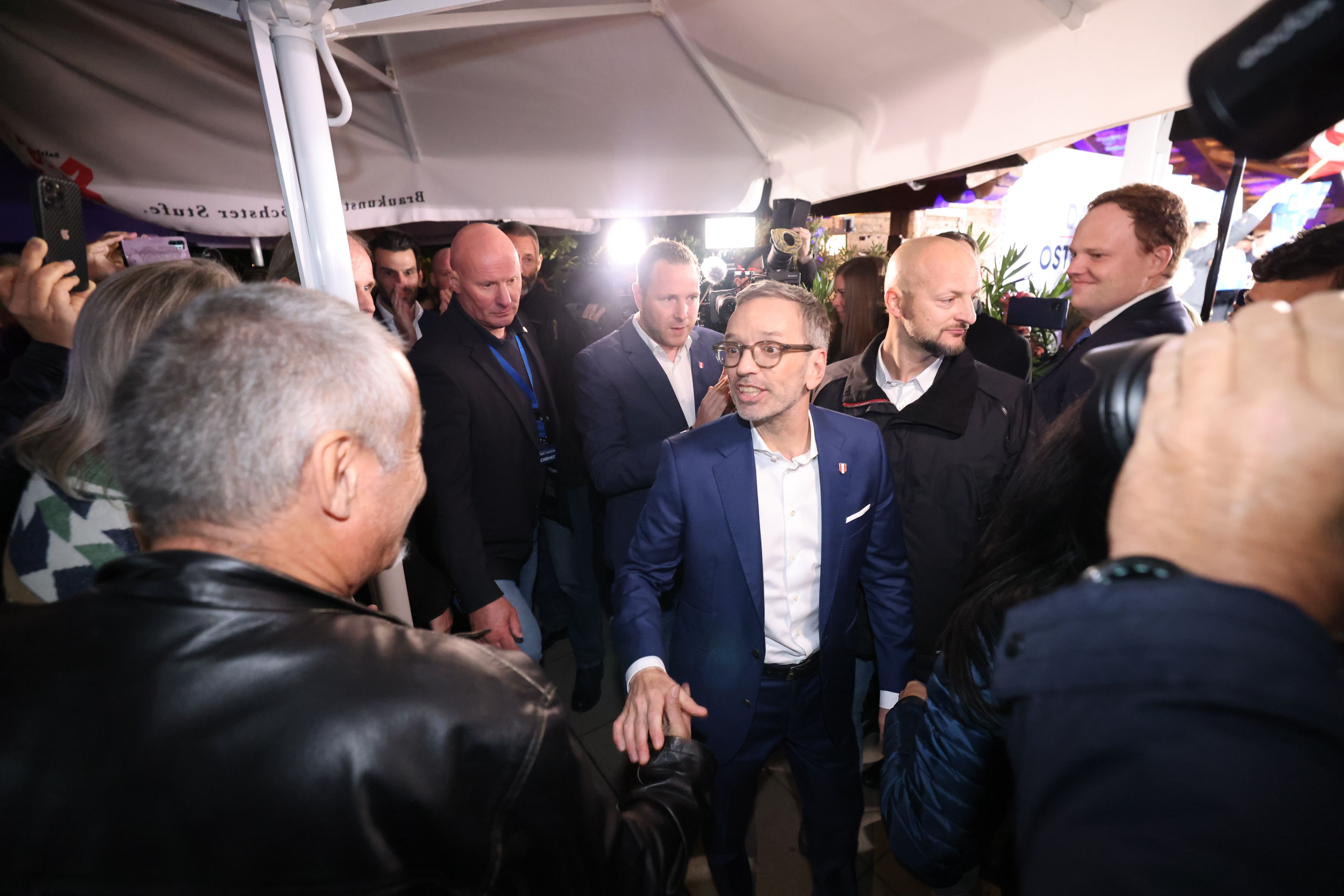 Parteichef Kickl ließ sich bei Würstel und Gulasch feiern.