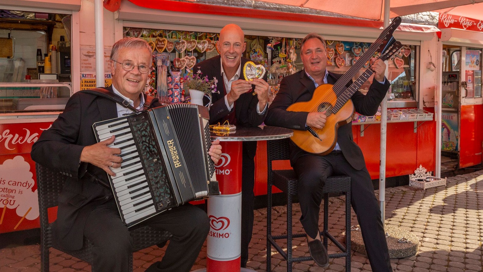 Musikerinnen und Musiker wie Michael Perfler (Bildmitte) präsentieren ihren »Song für Favoriten«