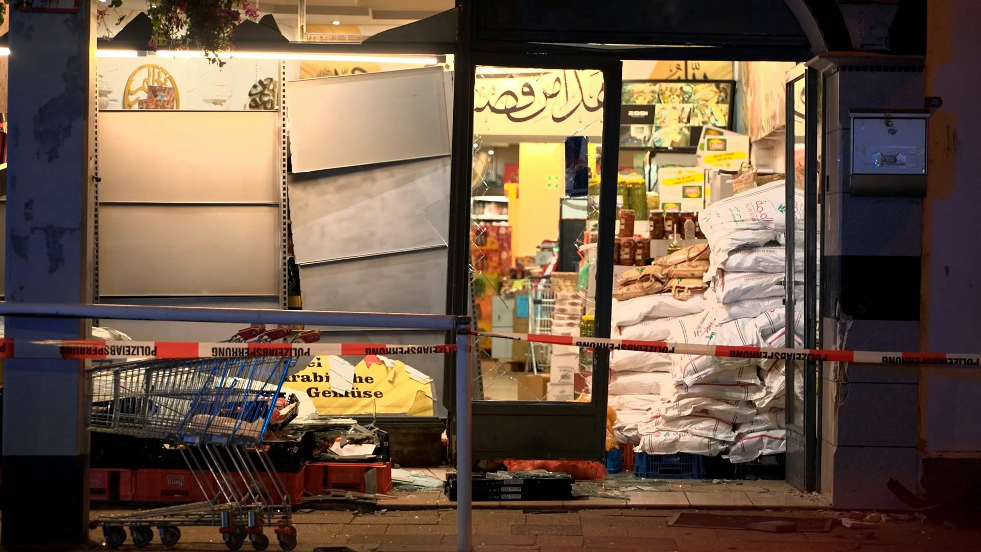 Download von www.picturedesk.com am 29.09.2024 (15:34).  28 September 2024, North Rhine-Westphalia, Essen: A store is secured with police cordon tape. 31 people were injured in several fires - two children are in mortal danger. The emergency services were deployed to three locations at the same time, according to the fire department. It is being investigated whether the operations at the store could be connected to the fires. The suspect was arrested after he allegedly drove a van into a store, a police spokesman said. Photo: ---/TV7news/dpa - 20240928_PD16590 - Rechteinfo: Rights Managed (RM)