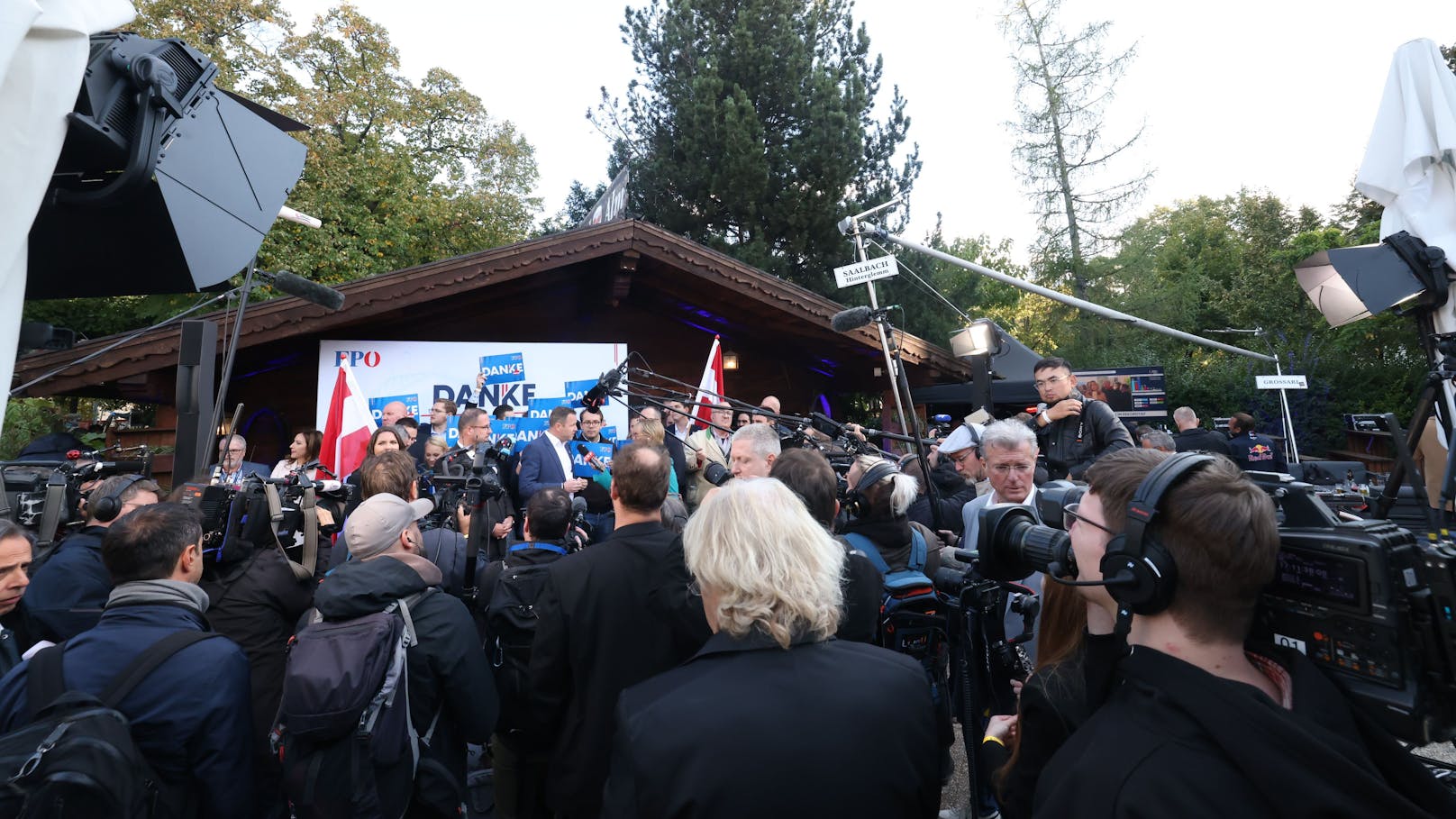 Enormes Medienaufgebot bei der FPÖ-Wahlfeier - die Partei ist der Sieger des Abends.