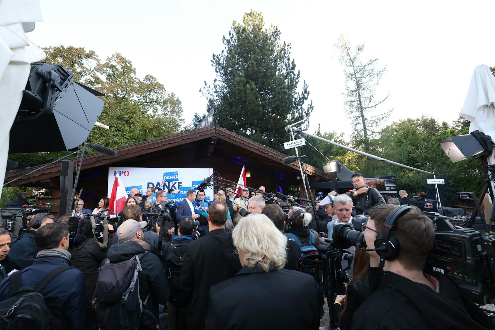 Enormes Medienaufgebot bei der FPÖ-Wahlfeier - die Partei ist der Sieger des Abends.