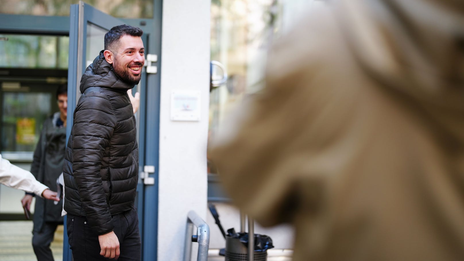 KPÖ-Spitzenkandidat Tobias Schweiger war schon um 8.30 Uhr im Wahllokal. Er werde den restlichen Tag in der kostenlosen Küche der KPÖ in Ottakring verbringen, ehe die Wahlparty der Partei losgeht.