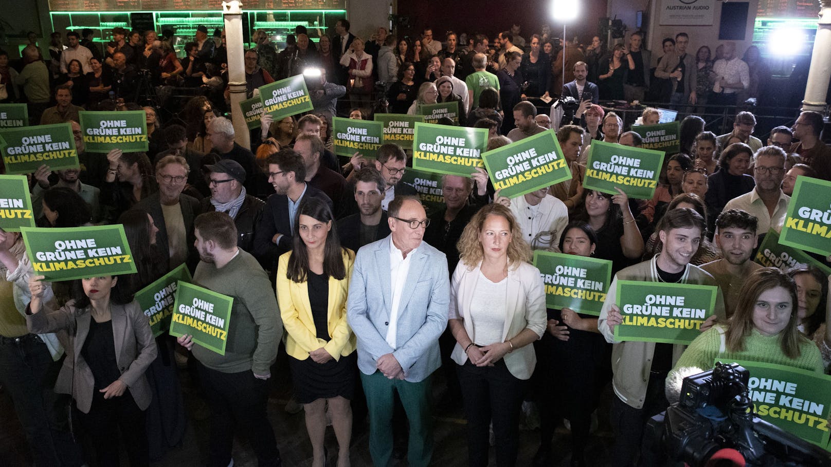 Der Nationalratsabgeordneten Meri Disoski, dem Sozialminister Johannes Rauch und der Stadträtin Judith Pühringer (vlnr.) steht die Enttäuschung ins Gesicht geschrieben.