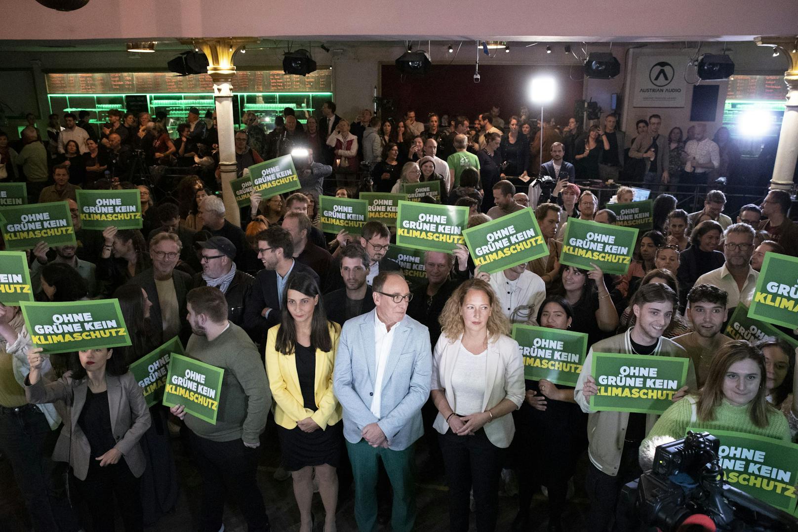 Der Nationalratsabgeordneten Meri Disoski, dem Sozialminister Johannes Rauch und der Stadträtin Judith Pühringer (vlnr.) steht die Enttäuschung ins Gesicht geschrieben.