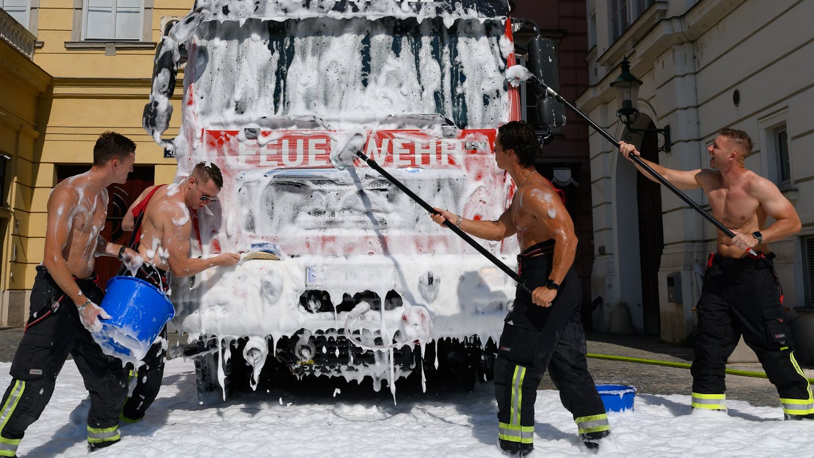 Heißer Einsatz! Schaum-Action für den Feuerwehrkalender