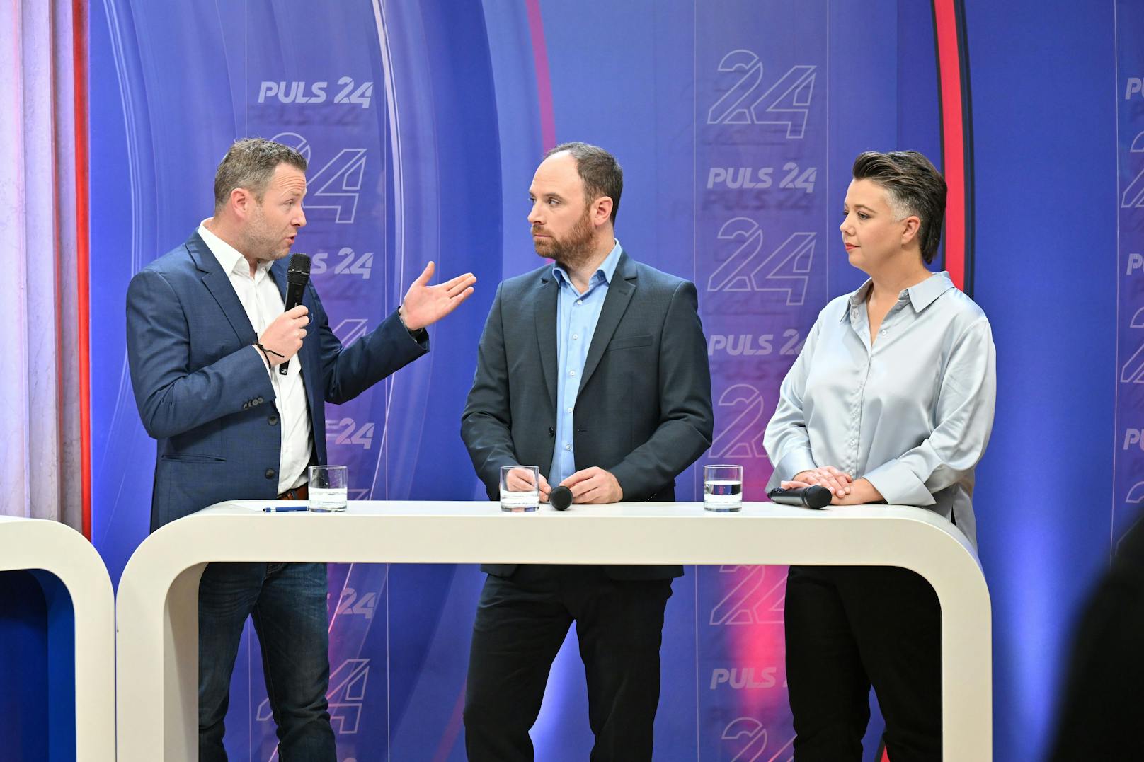 Nationalratsabgeordneter Michael Schnedlitz (FPÖ), SPÖ-Bundesgeschäftsführer Klaus Seltenheim und die Grünen-Generalsekretärin Olga Voglauer (vlnr.) diskutieren bei Puls24.