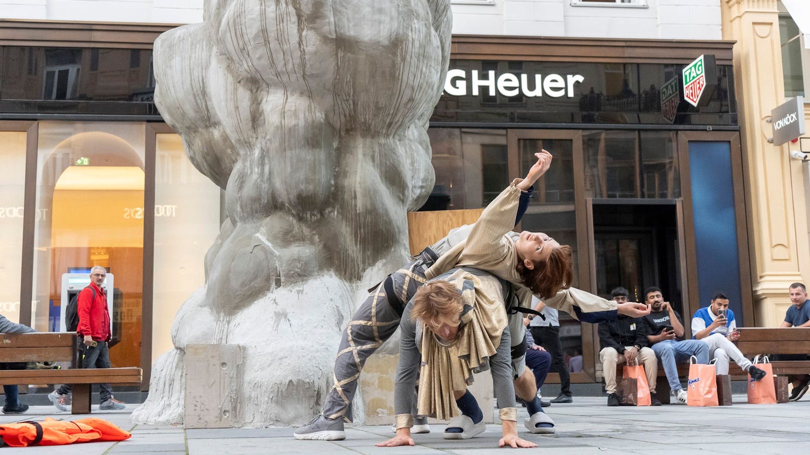 Bis Ende Oktober finden Performances bei der Skulptur am Graben statt.