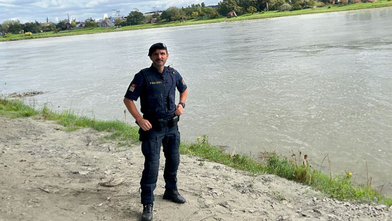 Stefan von der Polizei Linz Dornach zögerte nicht und zog den Mann aus der Donau.