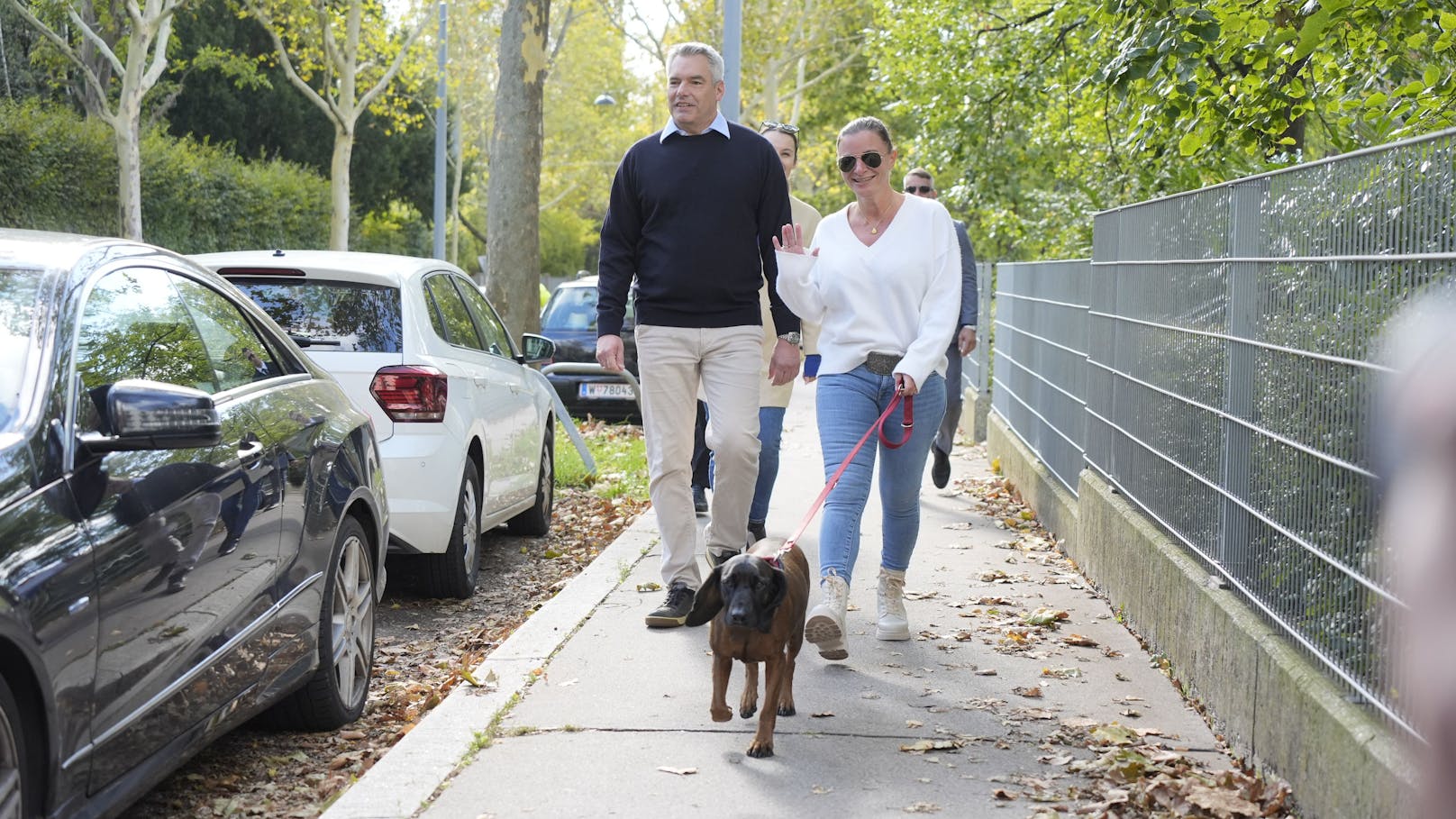 Bundeskanzler Karl Nehammer mit seiner Ehefrau Katharina und Hündin Fanny auf dem Weg zur Stimmabgabe in seinem Heimatbezirk Hietzing.