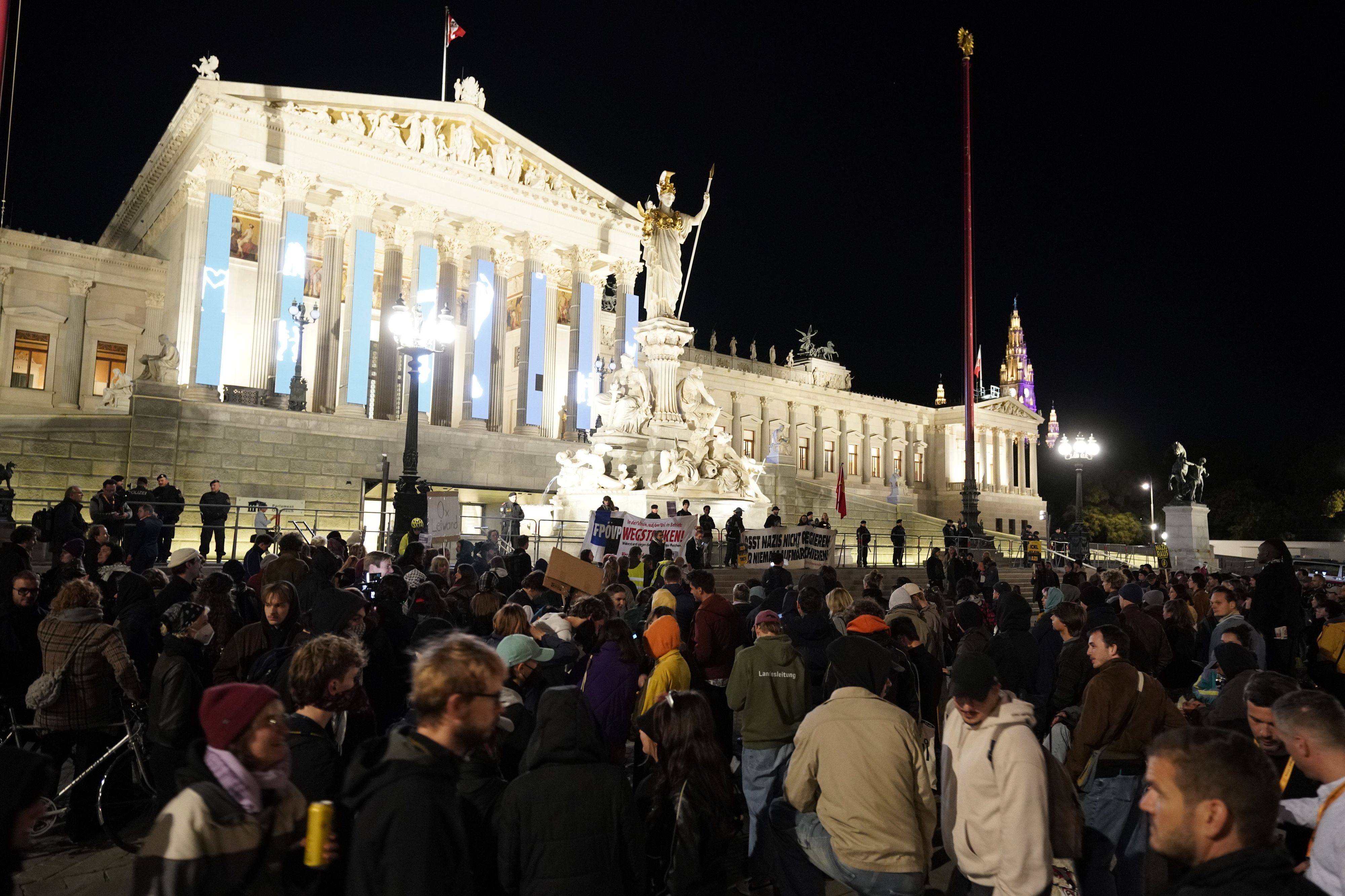 Um 20 Uhr soll die Demonstration gegen Rechts vor dem Parlament beginnen.