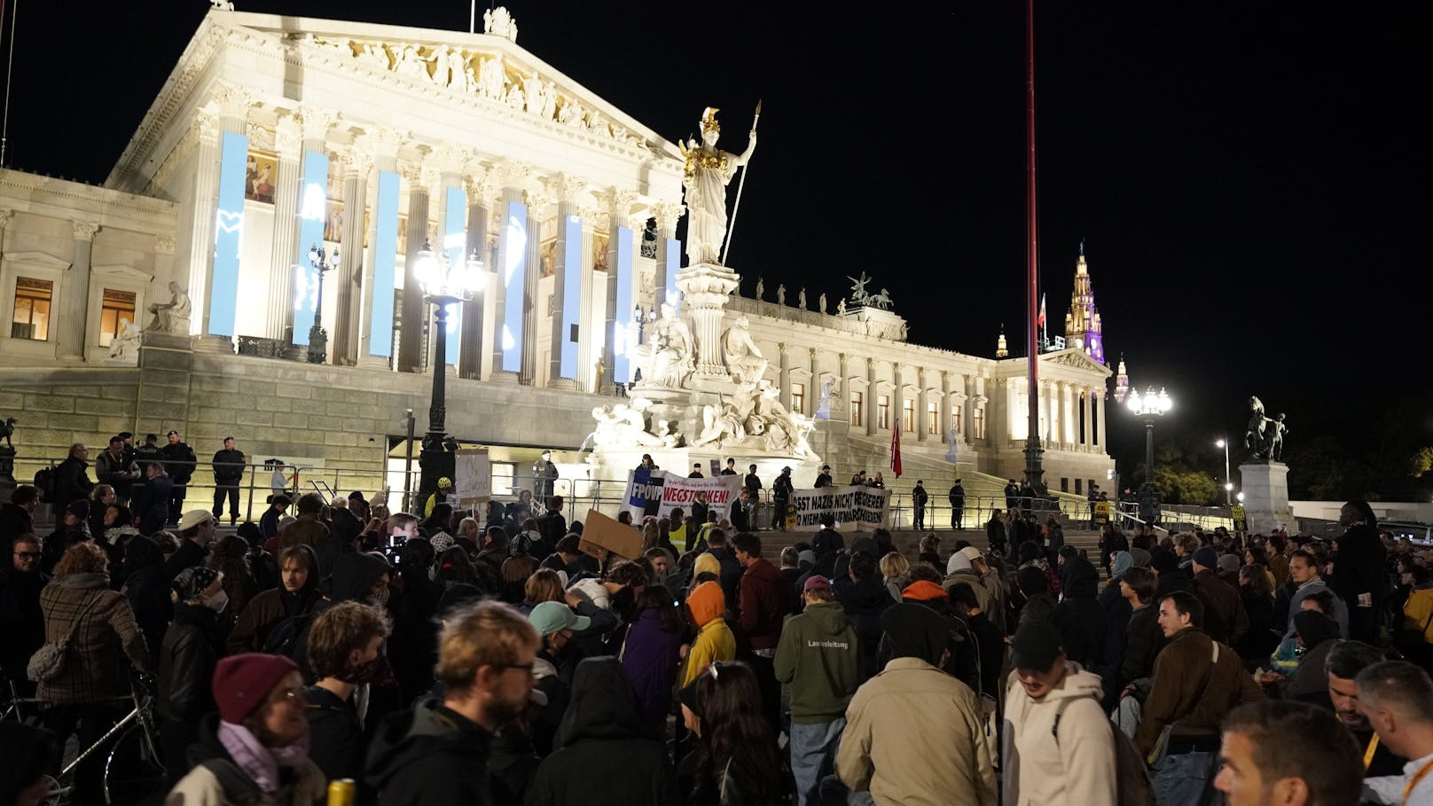 "Nazis raus!" – Erste Anti-FPÖ-Demo in der Wiener City