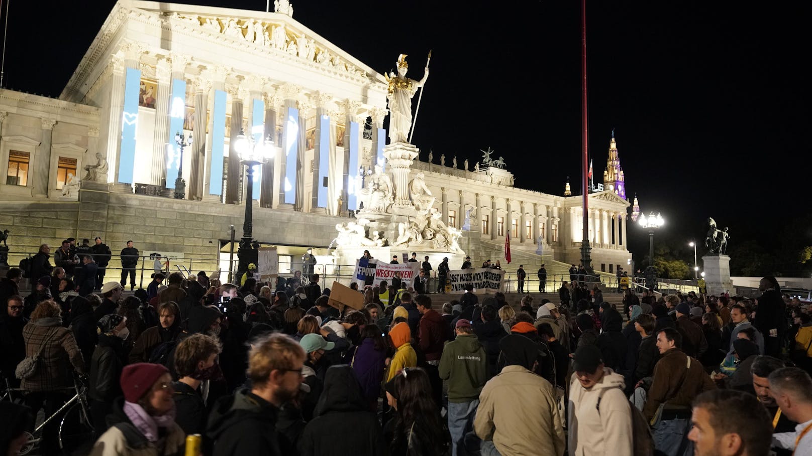 Um 20 Uhr soll die Demonstration gegen Rechts vor dem Parlament beginnen.