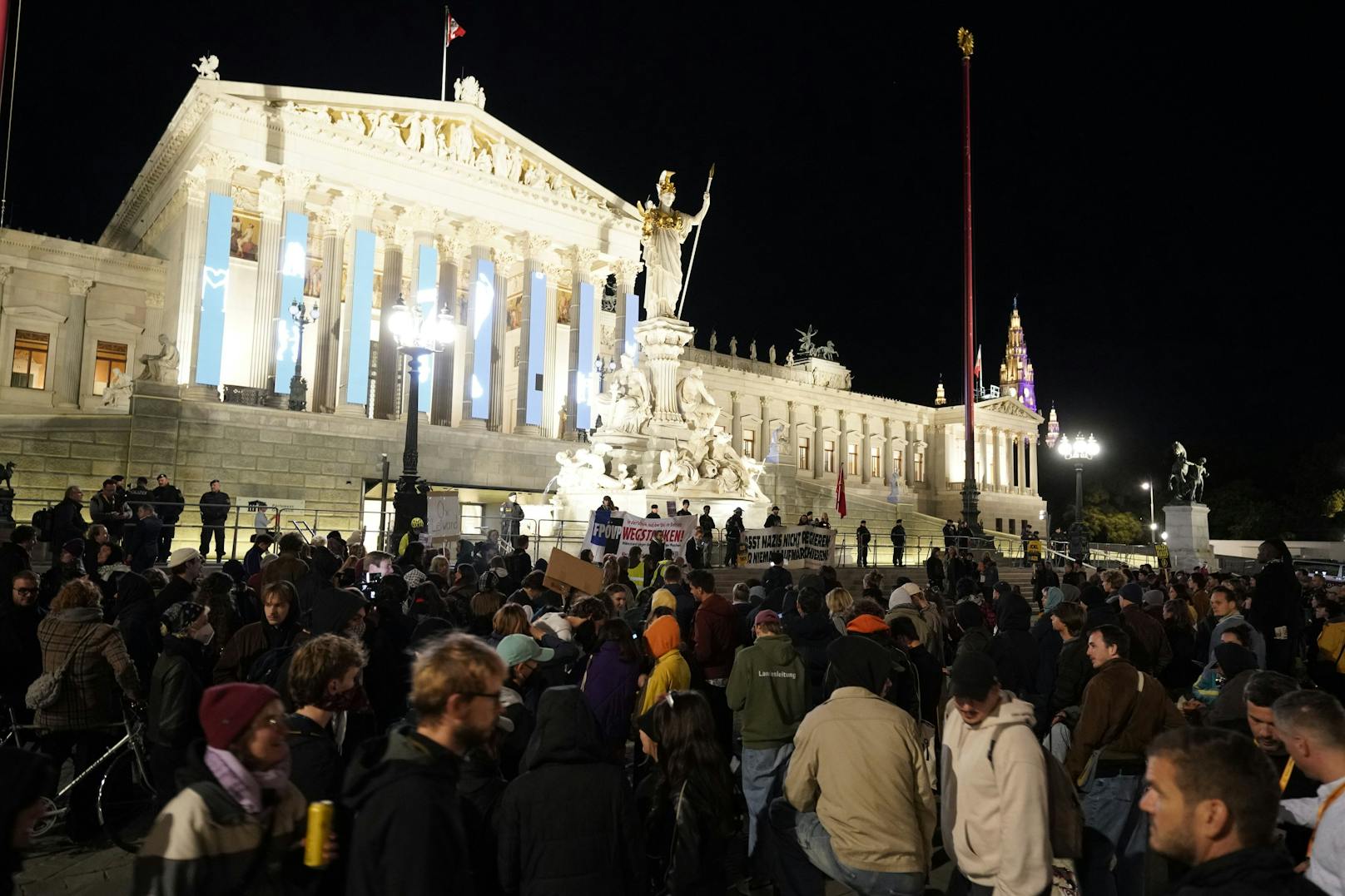 Um 20 Uhr soll die Demonstration gegen Rechts vor dem Parlament beginnen.