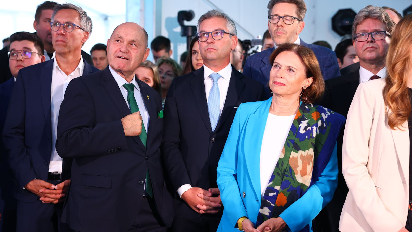 Nationalratspräsident Wolfgang Sobotka blickte gespannt auf die Übertragung – er verlässt die Spitzenpolitik. Staatssekretärin Susanne Kraus-Winkler, Bildungsminister Polaschek und Harald Mahrer (Wirtschaftskammerpräsident) in Schockstarre…