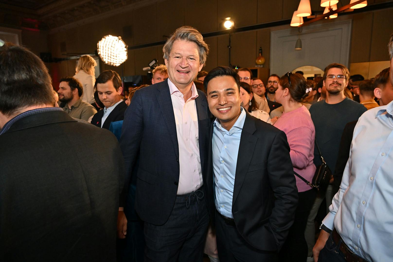 NEOS-Politiker Helmut Brandstätter und Yannick Shetty (r.) haben nach den ersten Hochrechnungen Grund zum Strahlen.